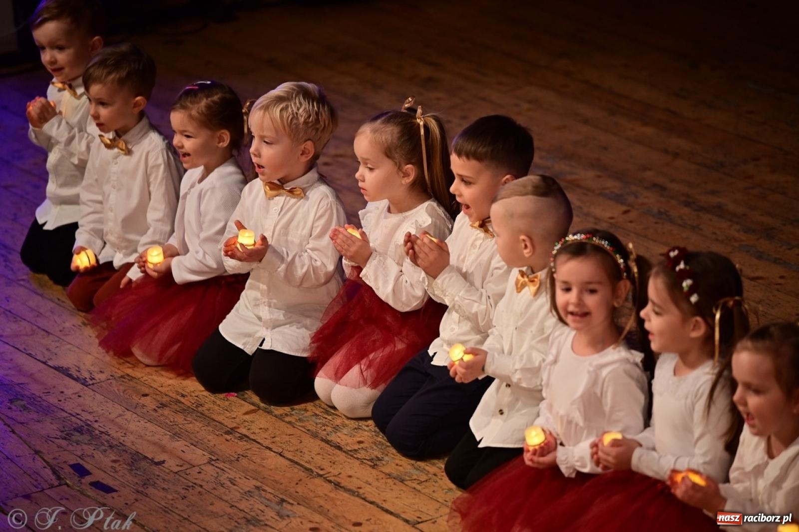 Zdjęcie w galerii na portalu naszraciborz.pl: Przedszkolaki z Trzynastki rozgrzały serca kolędami i pastorałkami w RCK wiadomości z regionu