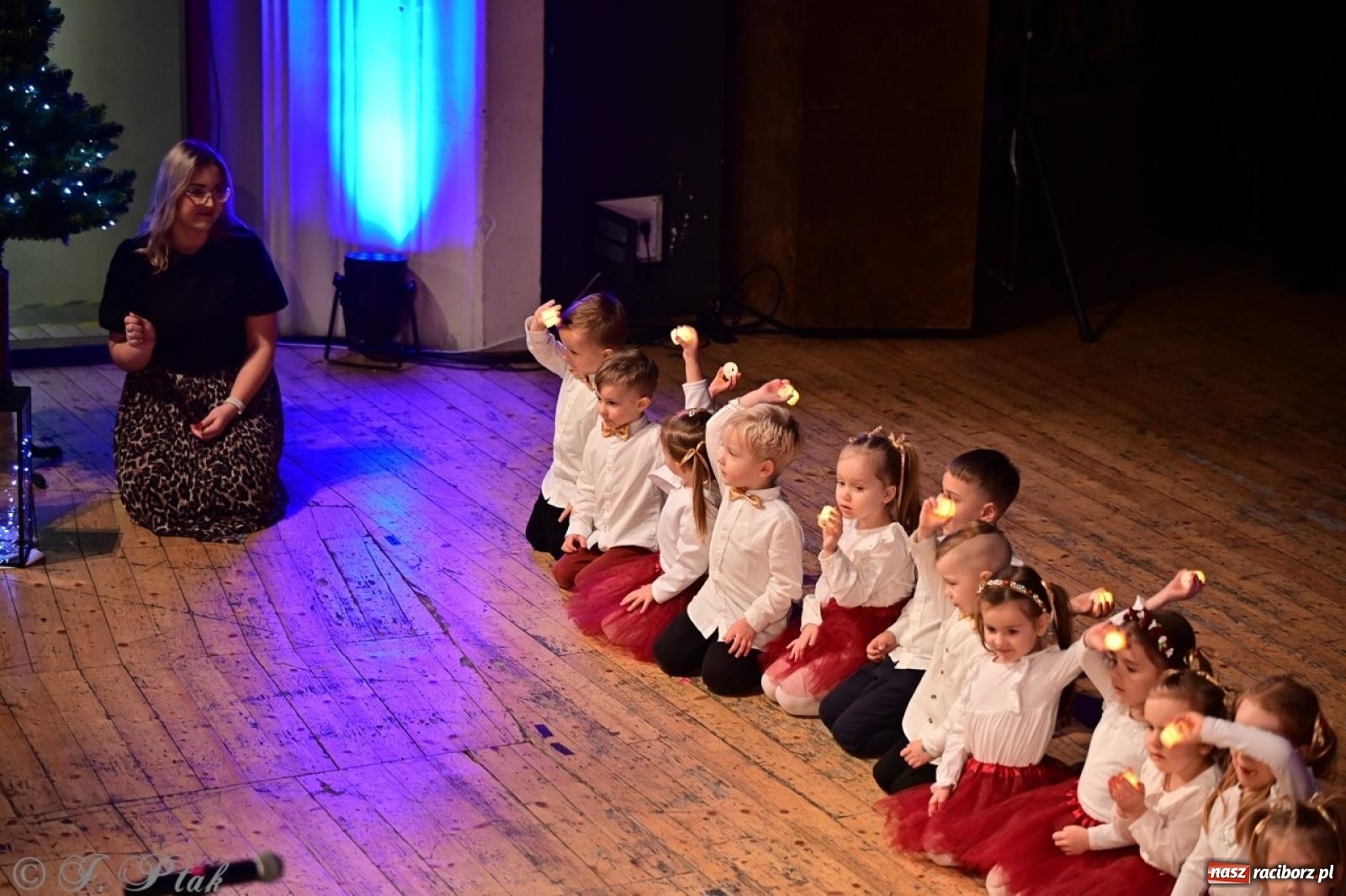 Zdjęcie w galerii na portalu naszraciborz.pl: Przedszkolaki z Trzynastki rozgrzały serca kolędami i pastorałkami w RCK wiadomości z regionu
