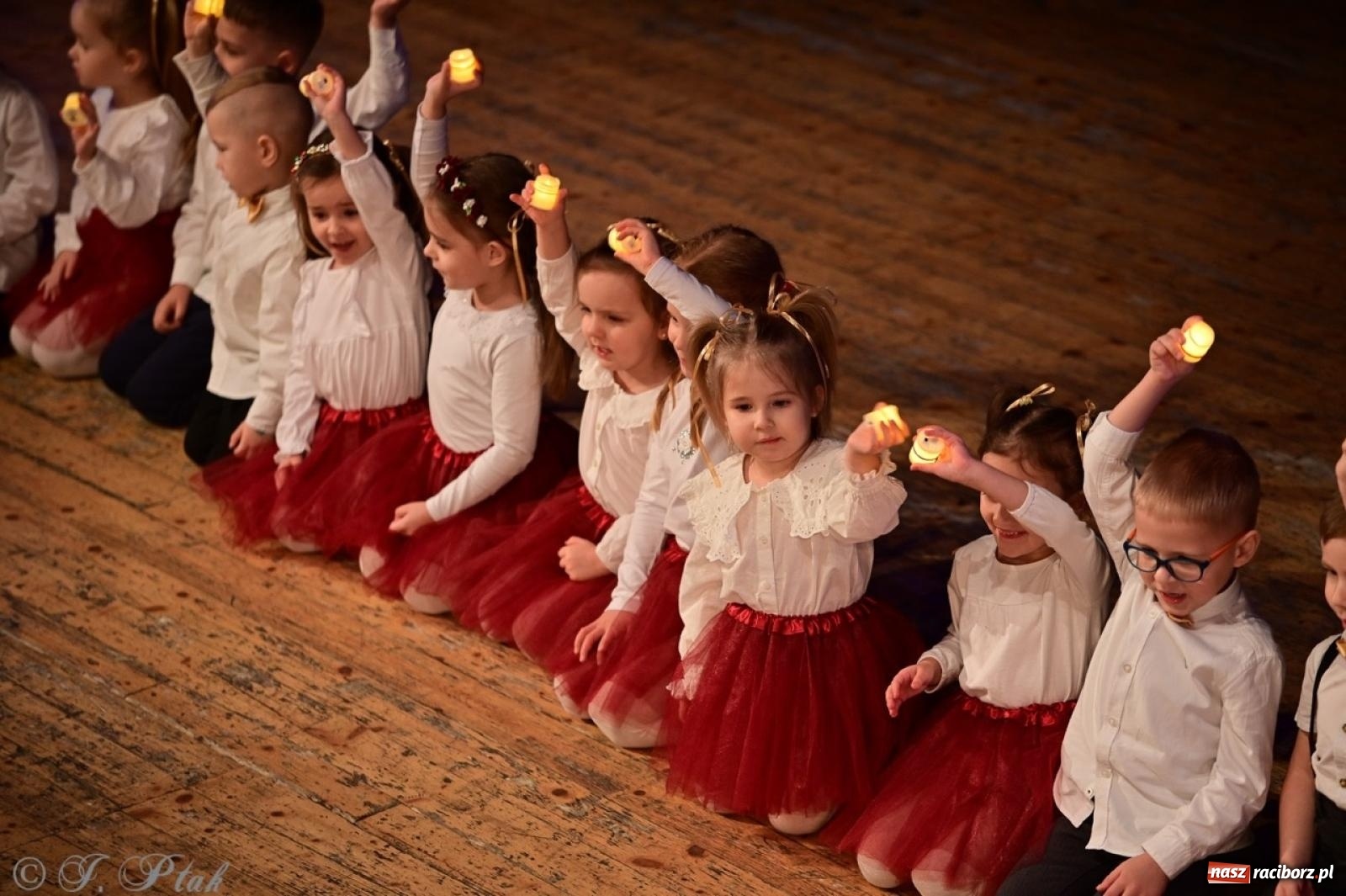 Zdjęcie w galerii na portalu naszraciborz.pl: Przedszkolaki z Trzynastki rozgrzały serca kolędami i pastorałkami w RCK wiadomości z regionu
