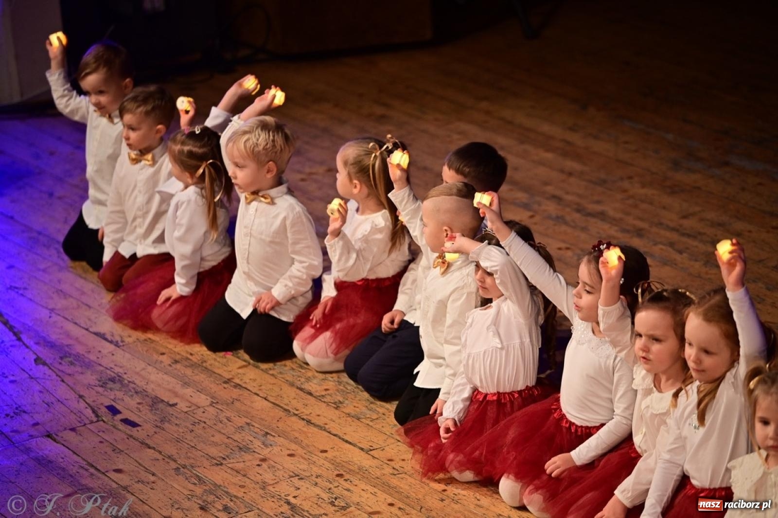 Zdjęcie w galerii na portalu naszraciborz.pl: Przedszkolaki z Trzynastki rozgrzały serca kolędami i pastorałkami w RCK wiadomości z regionu