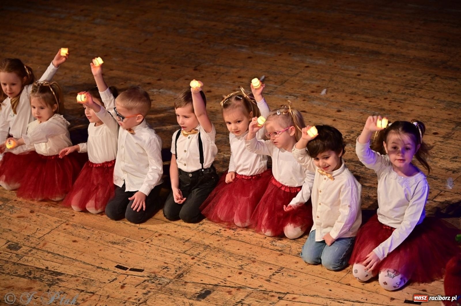 Zdjęcie w galerii na portalu naszraciborz.pl: Przedszkolaki z Trzynastki rozgrzały serca kolędami i pastorałkami w RCK wiadomości z regionu