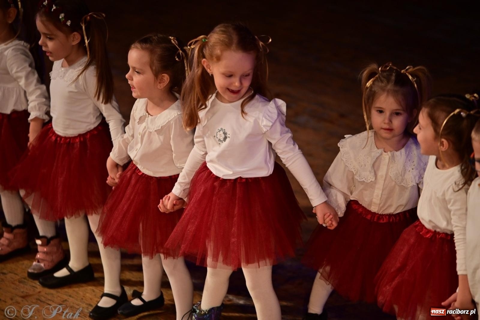 Zdjęcie w galerii na portalu naszraciborz.pl: Przedszkolaki z Trzynastki rozgrzały serca kolędami i pastorałkami w RCK wiadomości z regionu