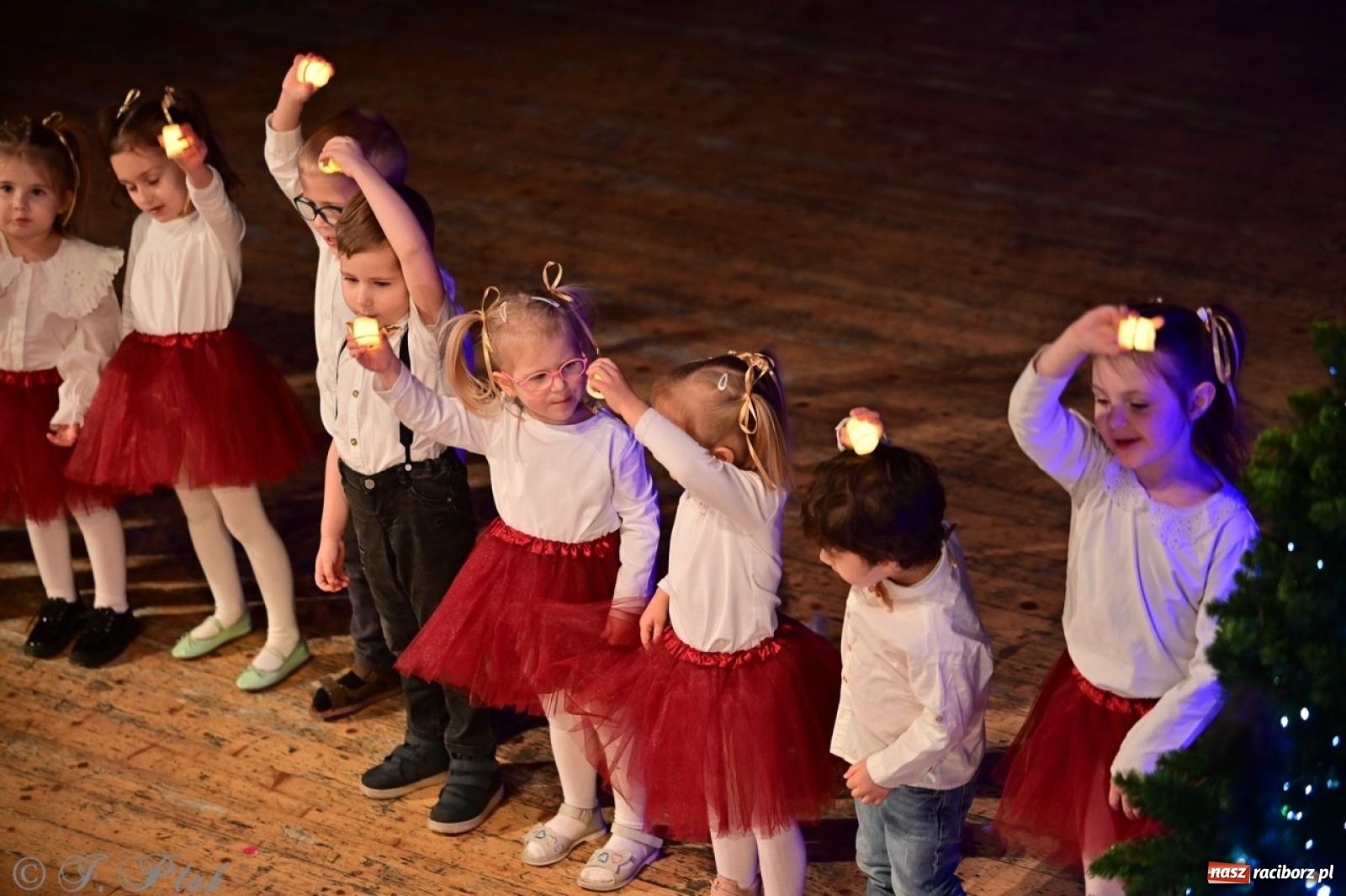 Zdjęcie w galerii na portalu naszraciborz.pl: Przedszkolaki z Trzynastki rozgrzały serca kolędami i pastorałkami w RCK wiadomości z regionu
