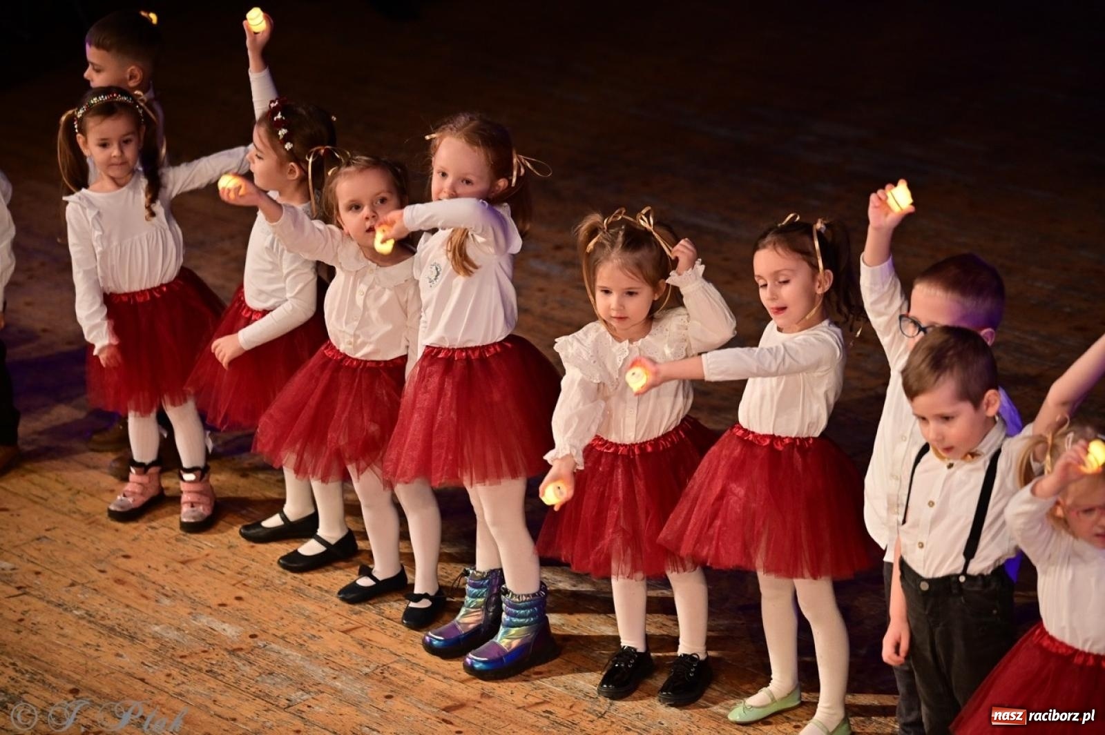 Zdjęcie w galerii na portalu naszraciborz.pl: Przedszkolaki z Trzynastki rozgrzały serca kolędami i pastorałkami w RCK wiadomości z regionu