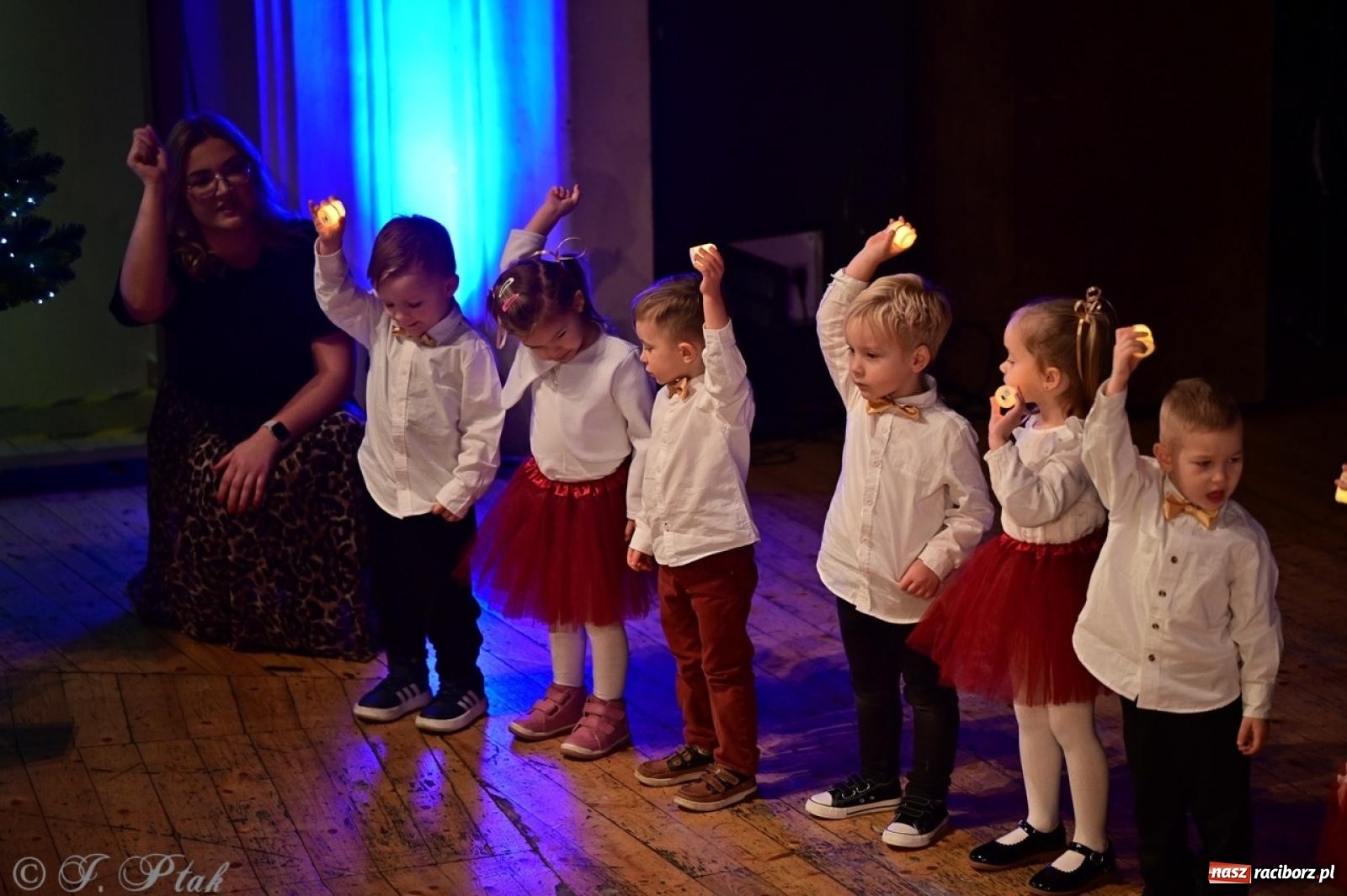 Zdjęcie w galerii na portalu naszraciborz.pl: Przedszkolaki z Trzynastki rozgrzały serca kolędami i pastorałkami w RCK wiadomości z regionu