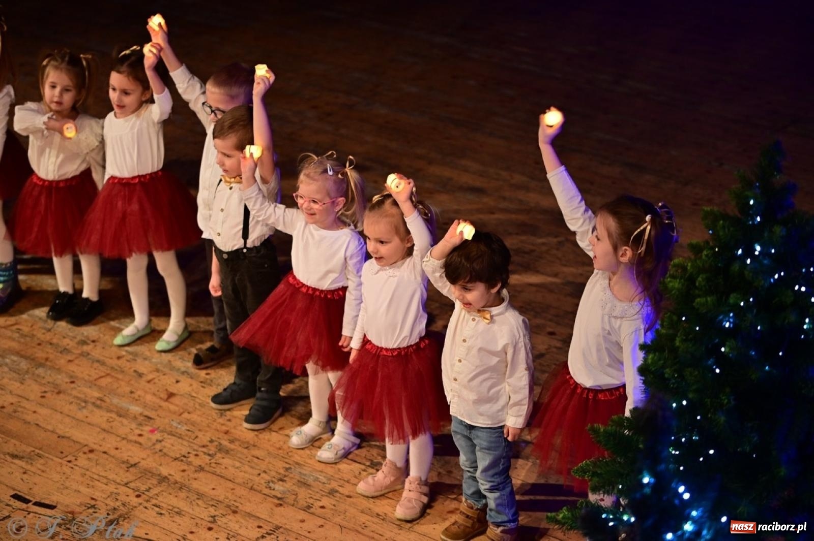 Zdjęcie w galerii na portalu naszraciborz.pl: Przedszkolaki z Trzynastki rozgrzały serca kolędami i pastorałkami w RCK wiadomości z regionu