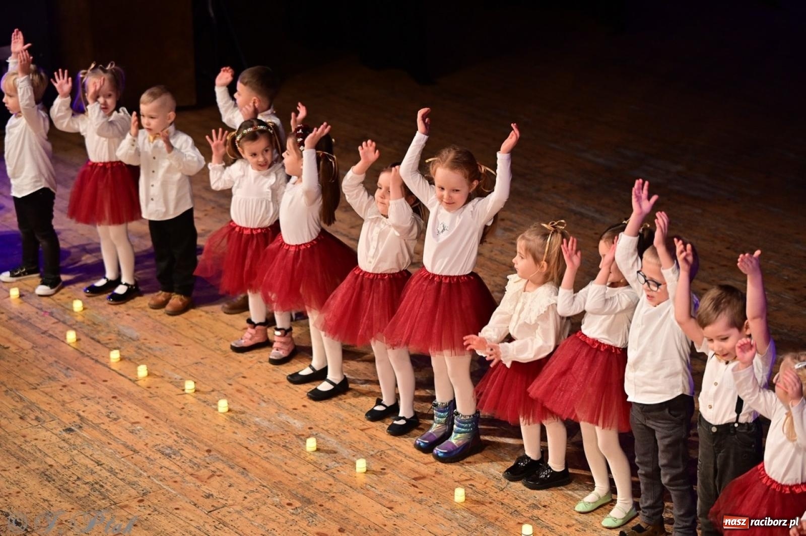 Zdjęcie w galerii na portalu naszraciborz.pl: Przedszkolaki z Trzynastki rozgrzały serca kolędami i pastorałkami w RCK wiadomości z regionu