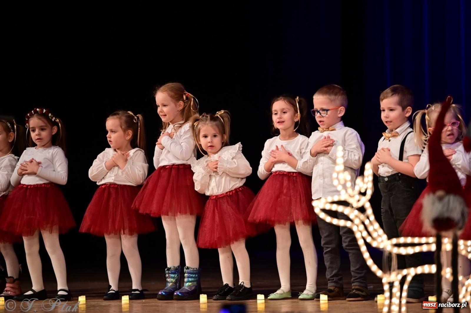 Zdjęcie w galerii na portalu naszraciborz.pl: Przedszkolaki z Trzynastki rozgrzały serca kolędami i pastorałkami w RCK wiadomości z regionu