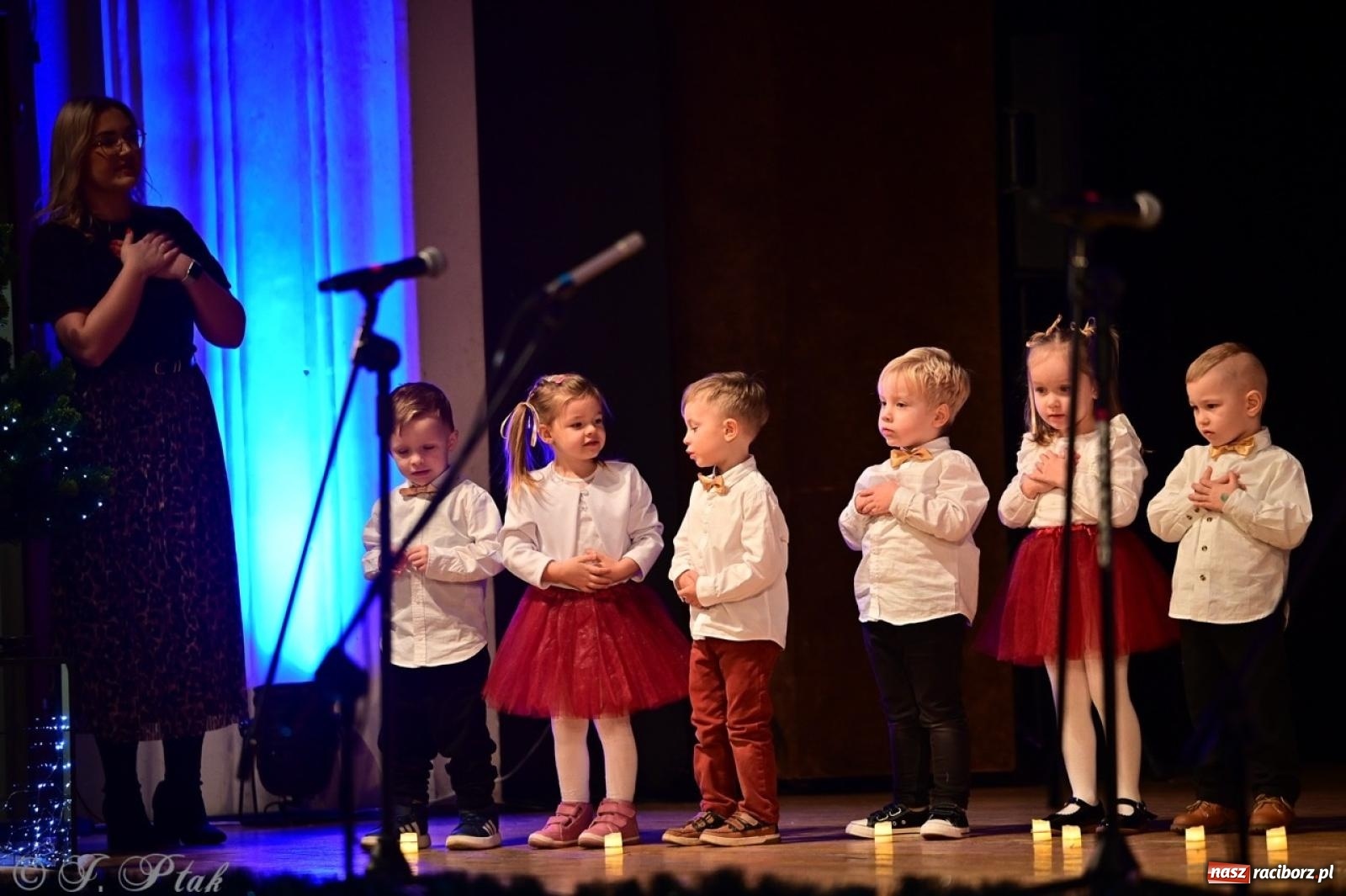 Zdjęcie w galerii na portalu naszraciborz.pl: Przedszkolaki z Trzynastki rozgrzały serca kolędami i pastorałkami w RCK wiadomości z regionu