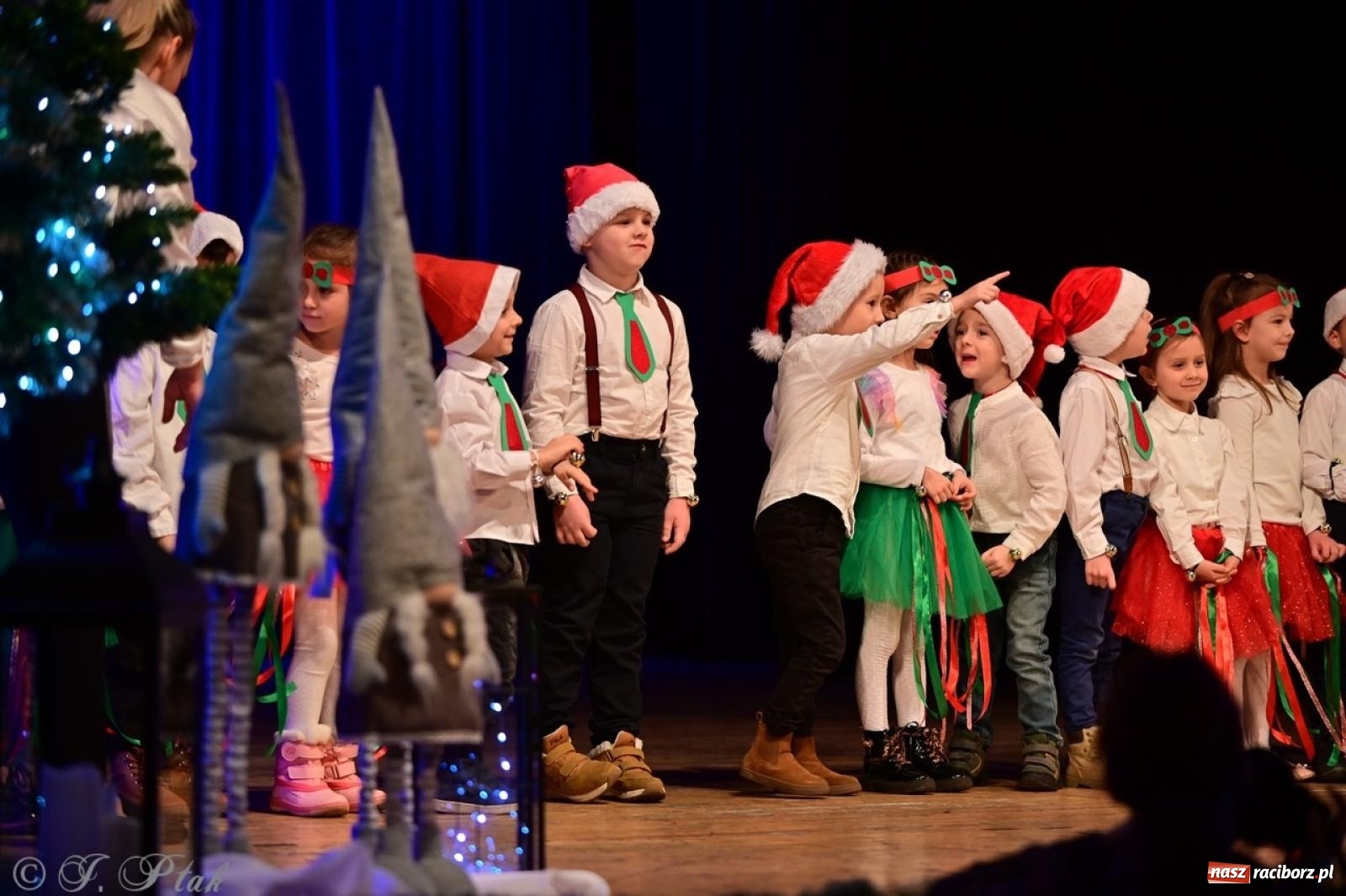 Zdjęcie w galerii na portalu naszraciborz.pl: Przedszkolaki z Trzynastki rozgrzały serca kolędami i pastorałkami w RCK wiadomości z regionu