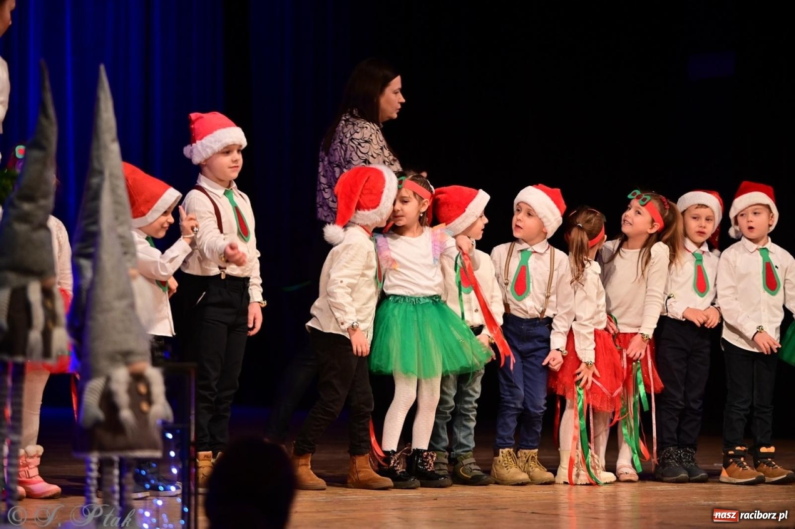 Zdjęcie w galerii na portalu naszraciborz.pl: Przedszkolaki z Trzynastki rozgrzały serca kolędami i pastorałkami w RCK wiadomości z regionu