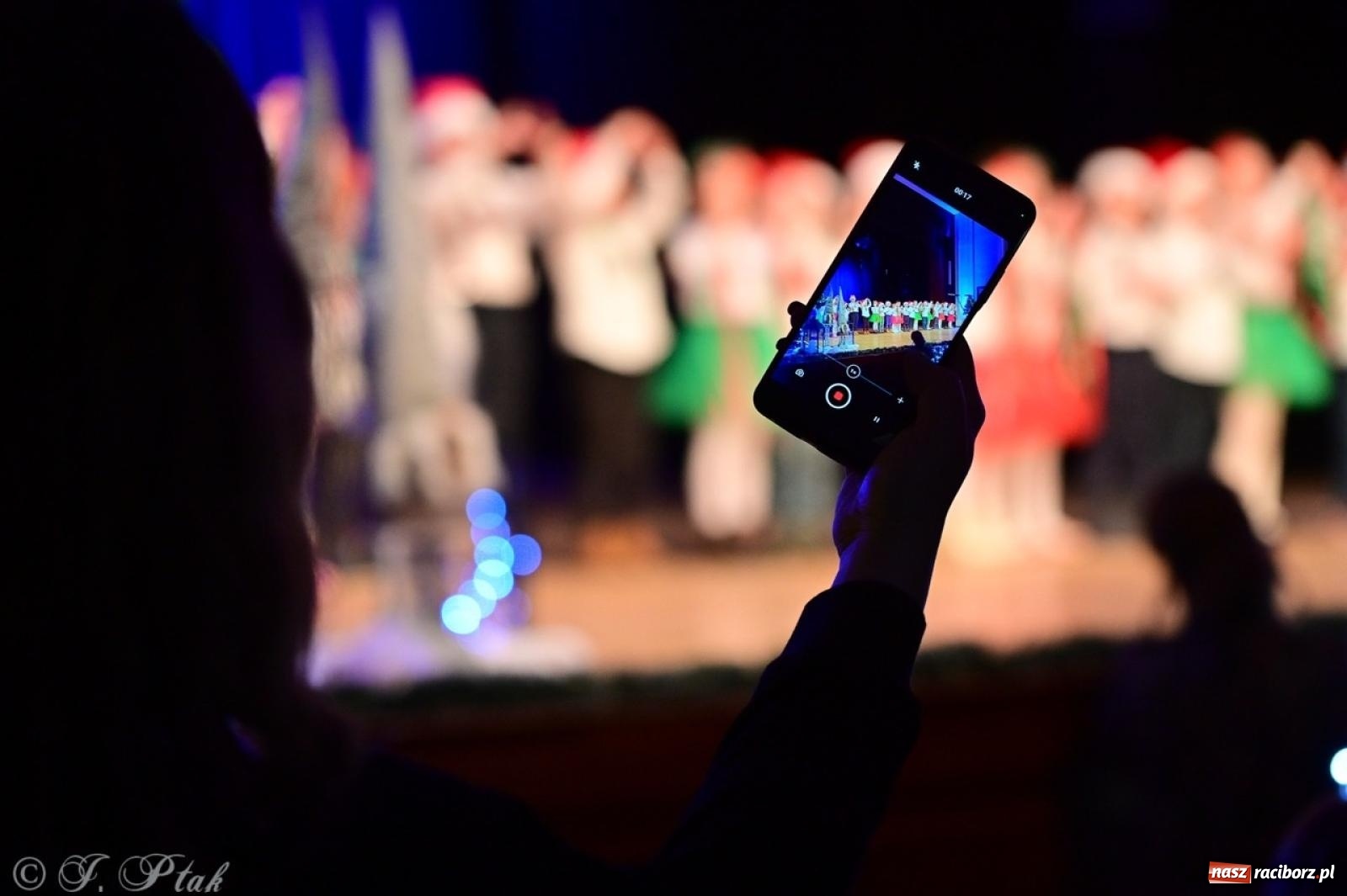 Zdjęcie w galerii na portalu naszraciborz.pl: Przedszkolaki z Trzynastki rozgrzały serca kolędami i pastorałkami w RCK wiadomości z regionu