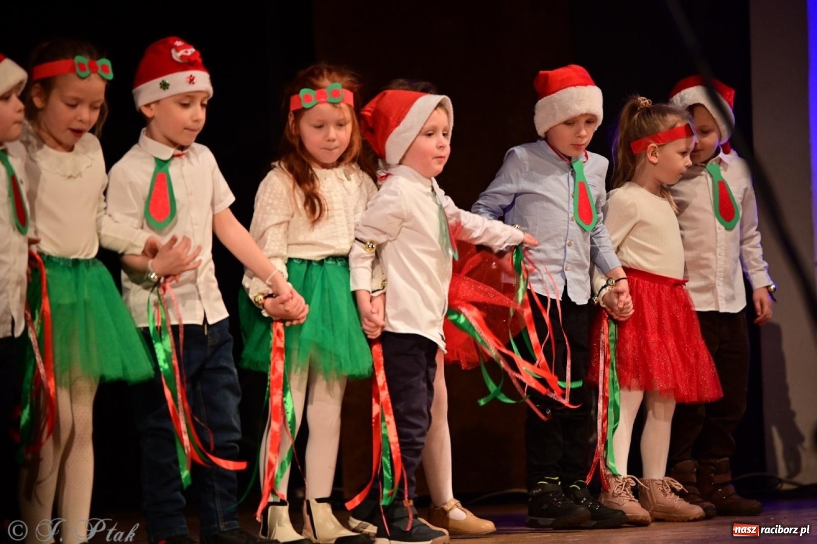 Zdjęcie w galerii na portalu naszraciborz.pl: Przedszkolaki z Trzynastki rozgrzały serca kolędami i pastorałkami w RCK wiadomości z regionu