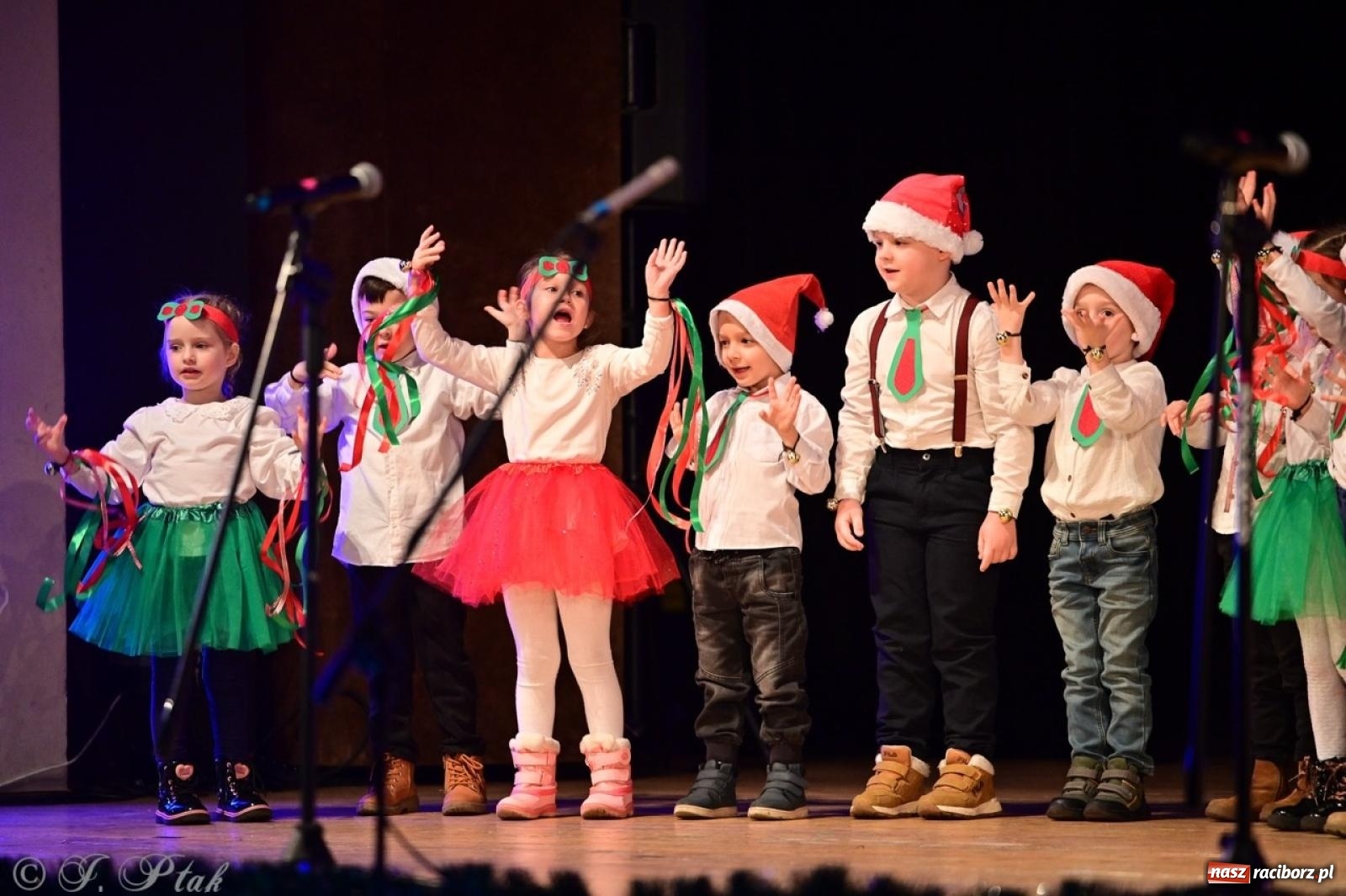 Zdjęcie w galerii na portalu naszraciborz.pl: Przedszkolaki z Trzynastki rozgrzały serca kolędami i pastorałkami w RCK wiadomości z regionu