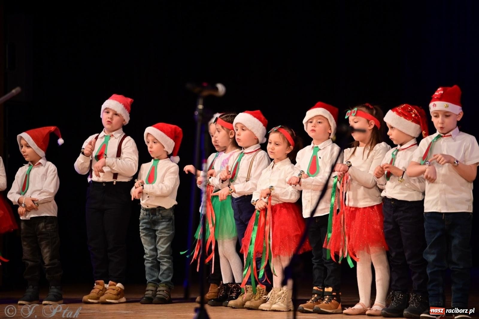 Zdjęcie w galerii na portalu naszraciborz.pl: Przedszkolaki z Trzynastki rozgrzały serca kolędami i pastorałkami w RCK wiadomości z regionu