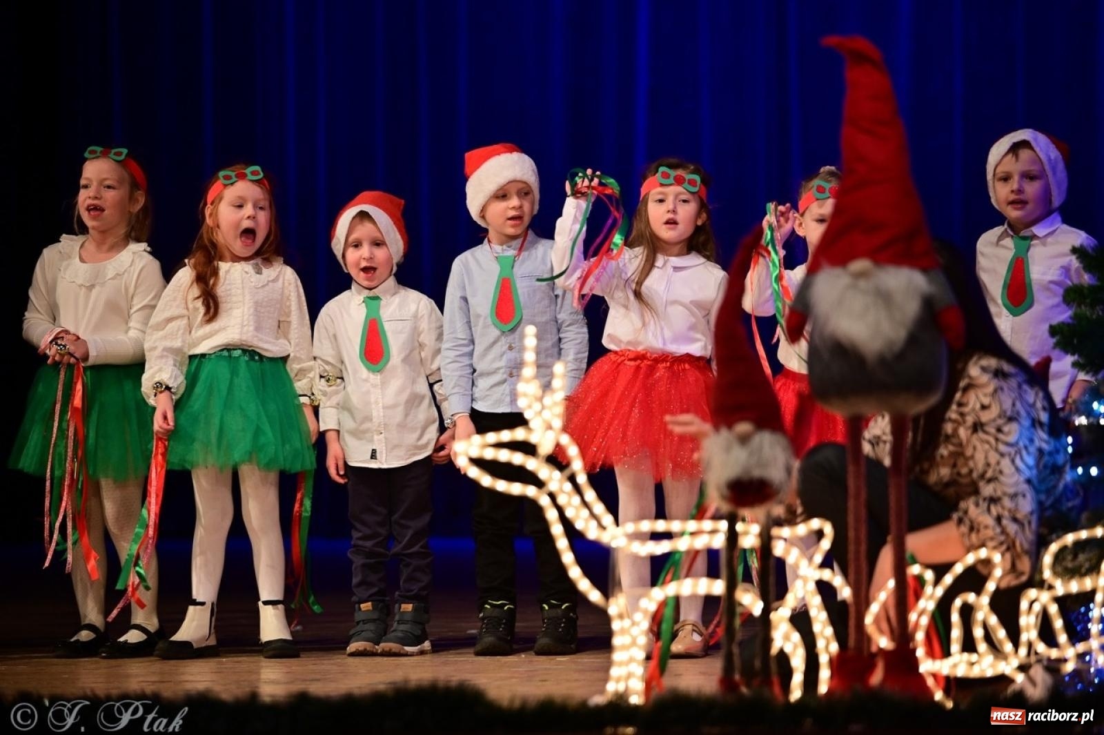 Zdjęcie w galerii na portalu naszraciborz.pl: Przedszkolaki z Trzynastki rozgrzały serca kolędami i pastorałkami w RCK wiadomości z regionu