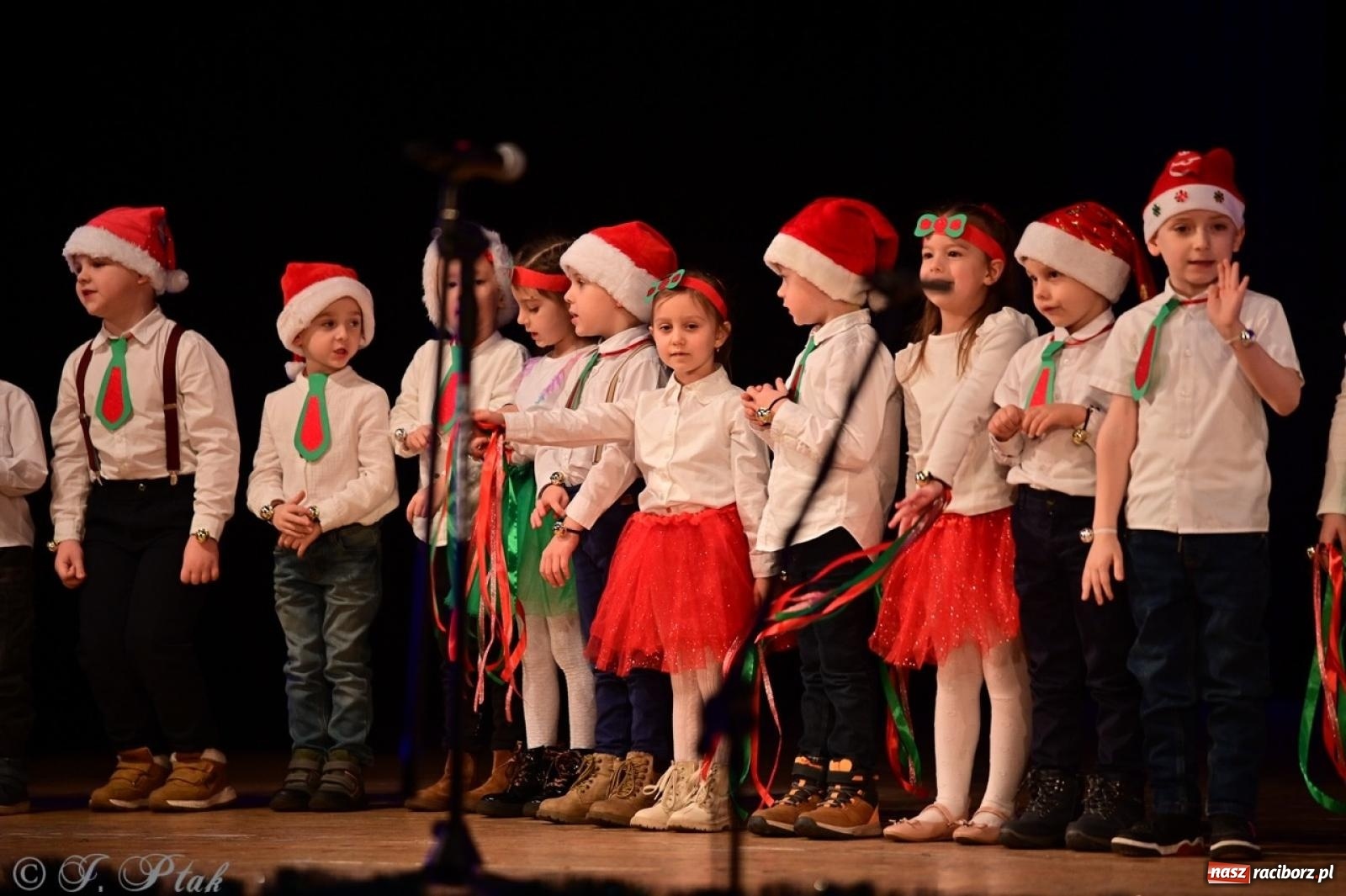 Zdjęcie w galerii na portalu naszraciborz.pl: Przedszkolaki z Trzynastki rozgrzały serca kolędami i pastorałkami w RCK wiadomości z regionu