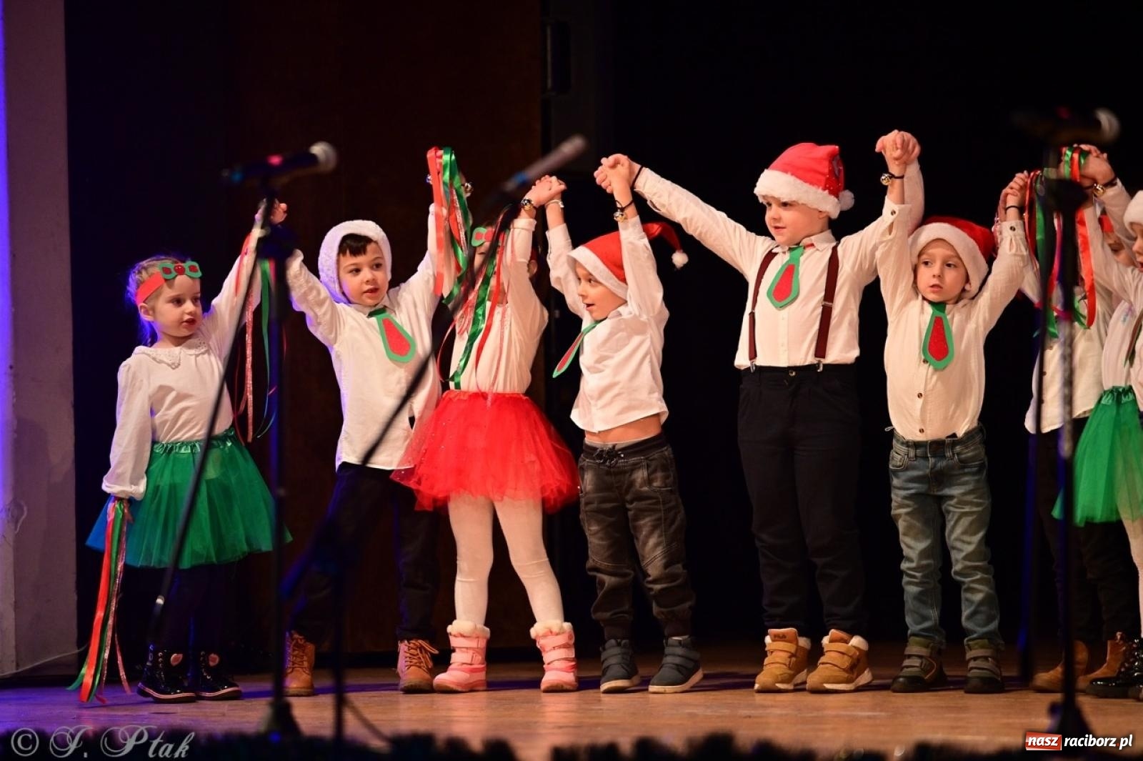 Zdjęcie w galerii na portalu naszraciborz.pl: Przedszkolaki z Trzynastki rozgrzały serca kolędami i pastorałkami w RCK wiadomości z regionu