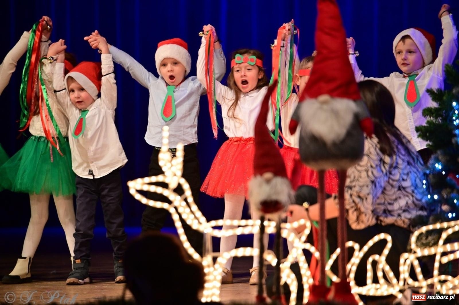 Zdjęcie w galerii na portalu naszraciborz.pl: Przedszkolaki z Trzynastki rozgrzały serca kolędami i pastorałkami w RCK wiadomości z regionu