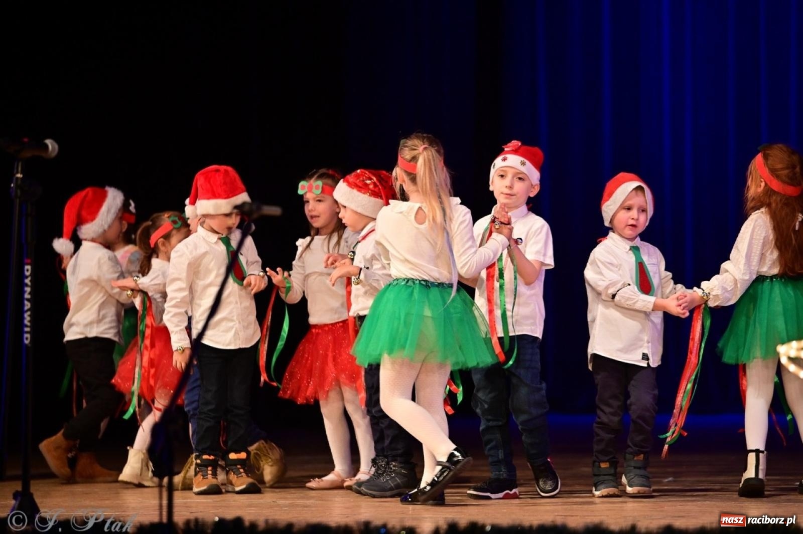 Zdjęcie w galerii na portalu naszraciborz.pl: Przedszkolaki z Trzynastki rozgrzały serca kolędami i pastorałkami w RCK wiadomości z regionu