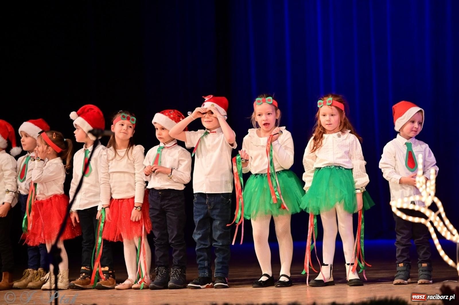 Zdjęcie w galerii na portalu naszraciborz.pl: Przedszkolaki z Trzynastki rozgrzały serca kolędami i pastorałkami w RCK wiadomości z regionu