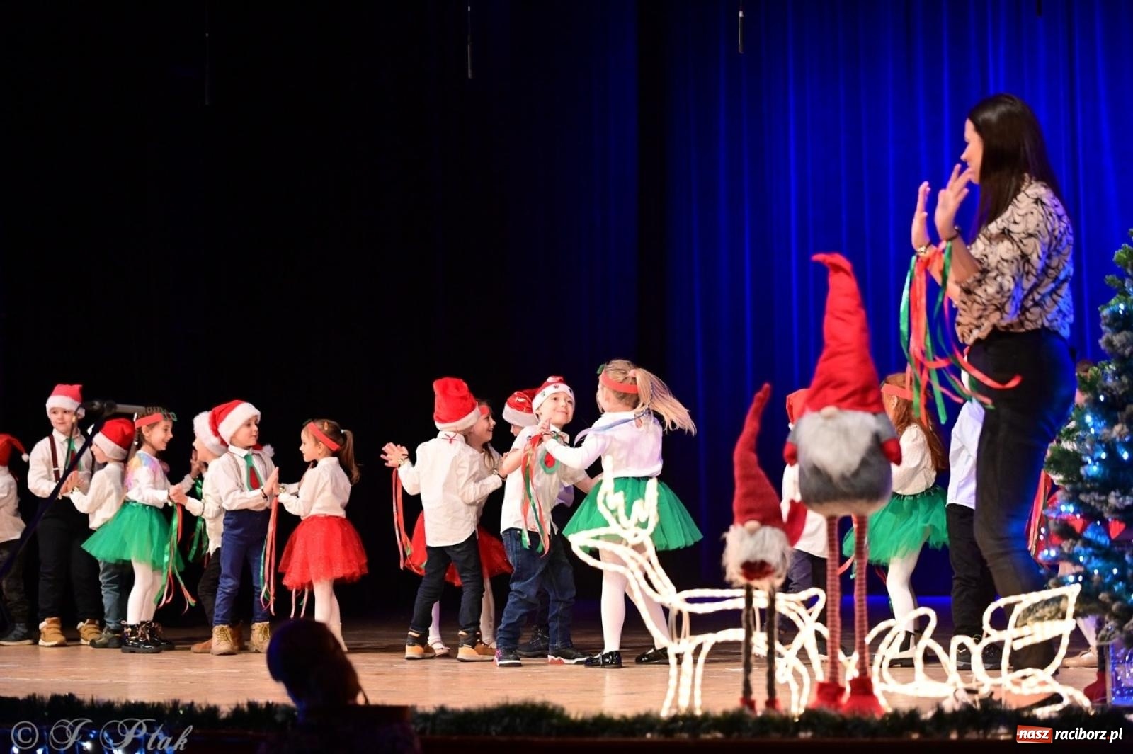 Zdjęcie w galerii na portalu naszraciborz.pl: Przedszkolaki z Trzynastki rozgrzały serca kolędami i pastorałkami w RCK wiadomości z regionu
