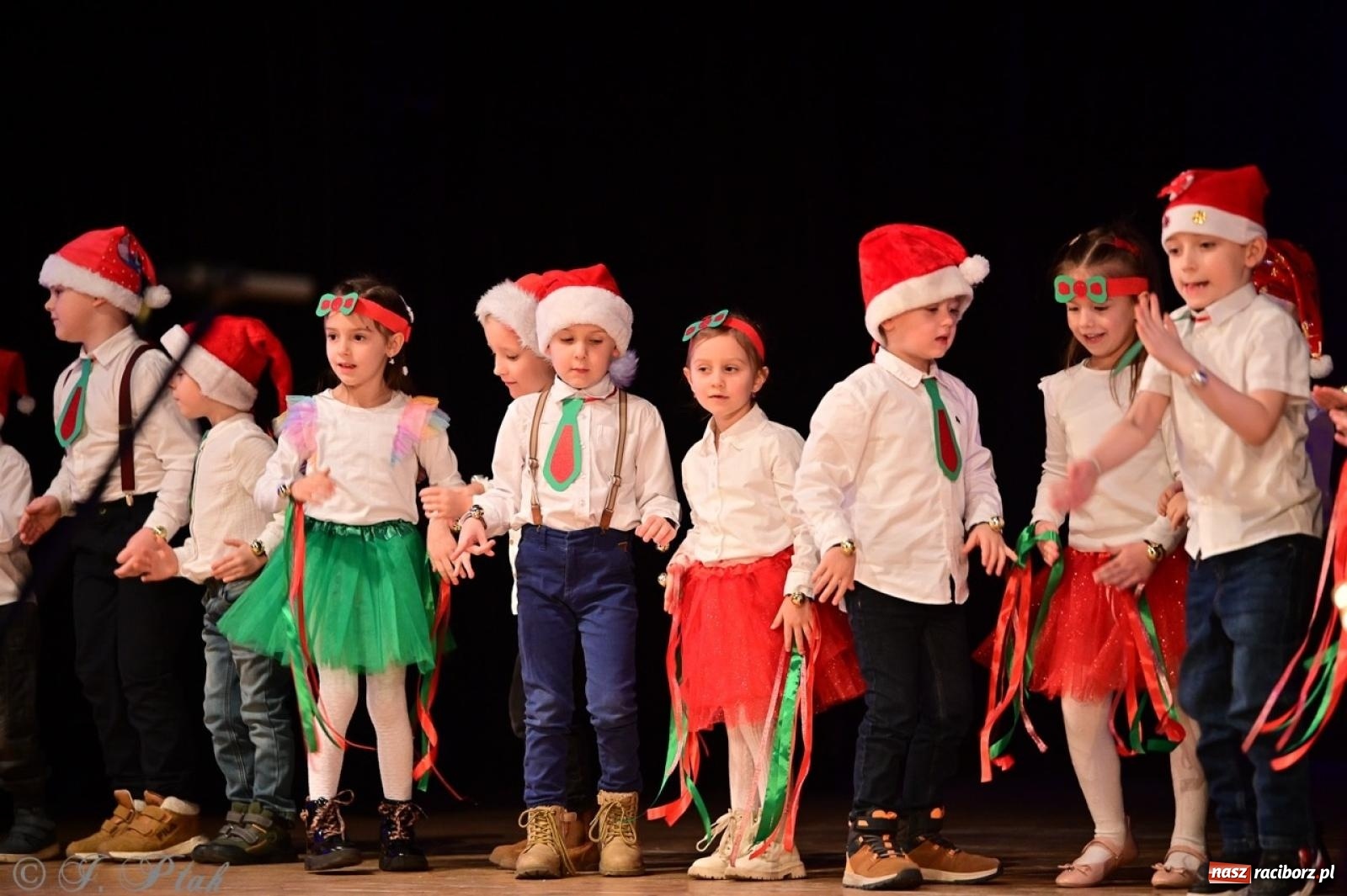 Zdjęcie w galerii na portalu naszraciborz.pl: Przedszkolaki z Trzynastki rozgrzały serca kolędami i pastorałkami w RCK wiadomości z regionu