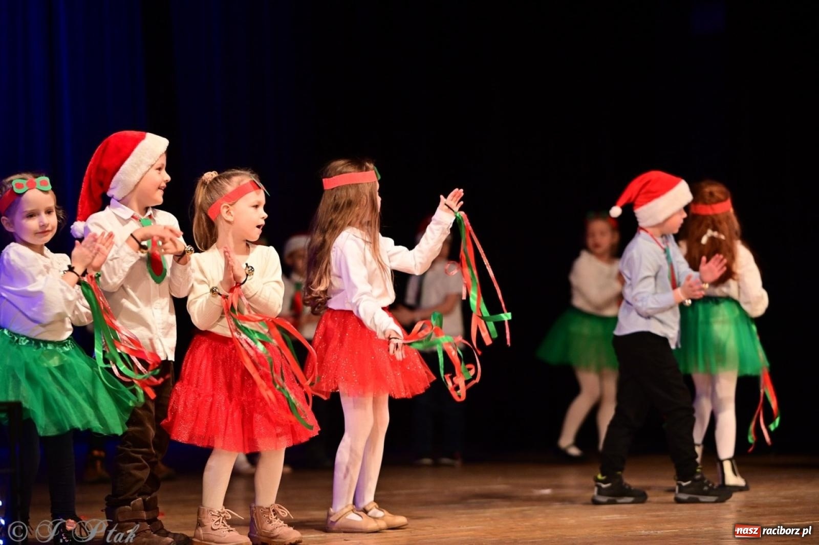 Zdjęcie w galerii na portalu naszraciborz.pl: Przedszkolaki z Trzynastki rozgrzały serca kolędami i pastorałkami w RCK wiadomości z regionu