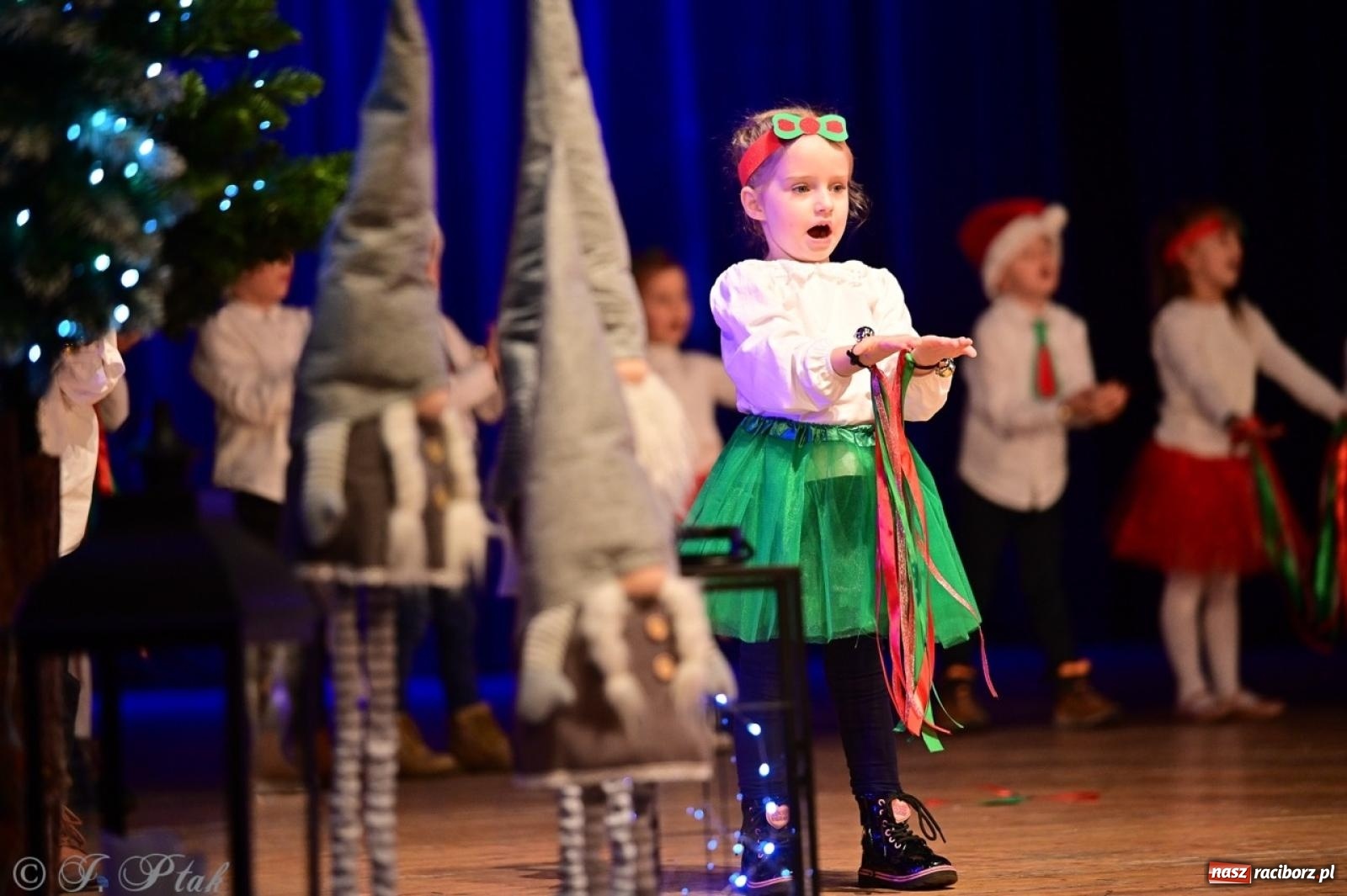 Zdjęcie w galerii na portalu naszraciborz.pl: Przedszkolaki z Trzynastki rozgrzały serca kolędami i pastorałkami w RCK wiadomości z regionu