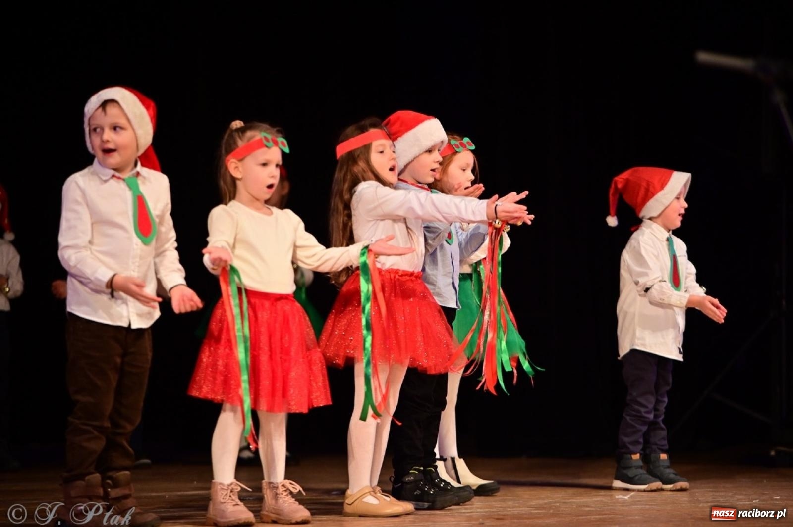 Zdjęcie w galerii na portalu naszraciborz.pl: Przedszkolaki z Trzynastki rozgrzały serca kolędami i pastorałkami w RCK wiadomości z regionu