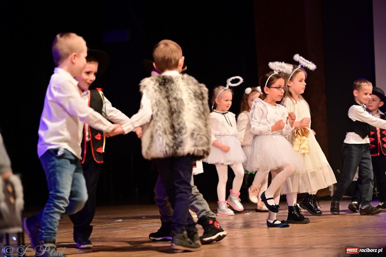 Zdjęcie w galerii na portalu naszraciborz.pl: Przedszkolaki z Trzynastki rozgrzały serca kolędami i pastorałkami w RCK wiadomości z regionu