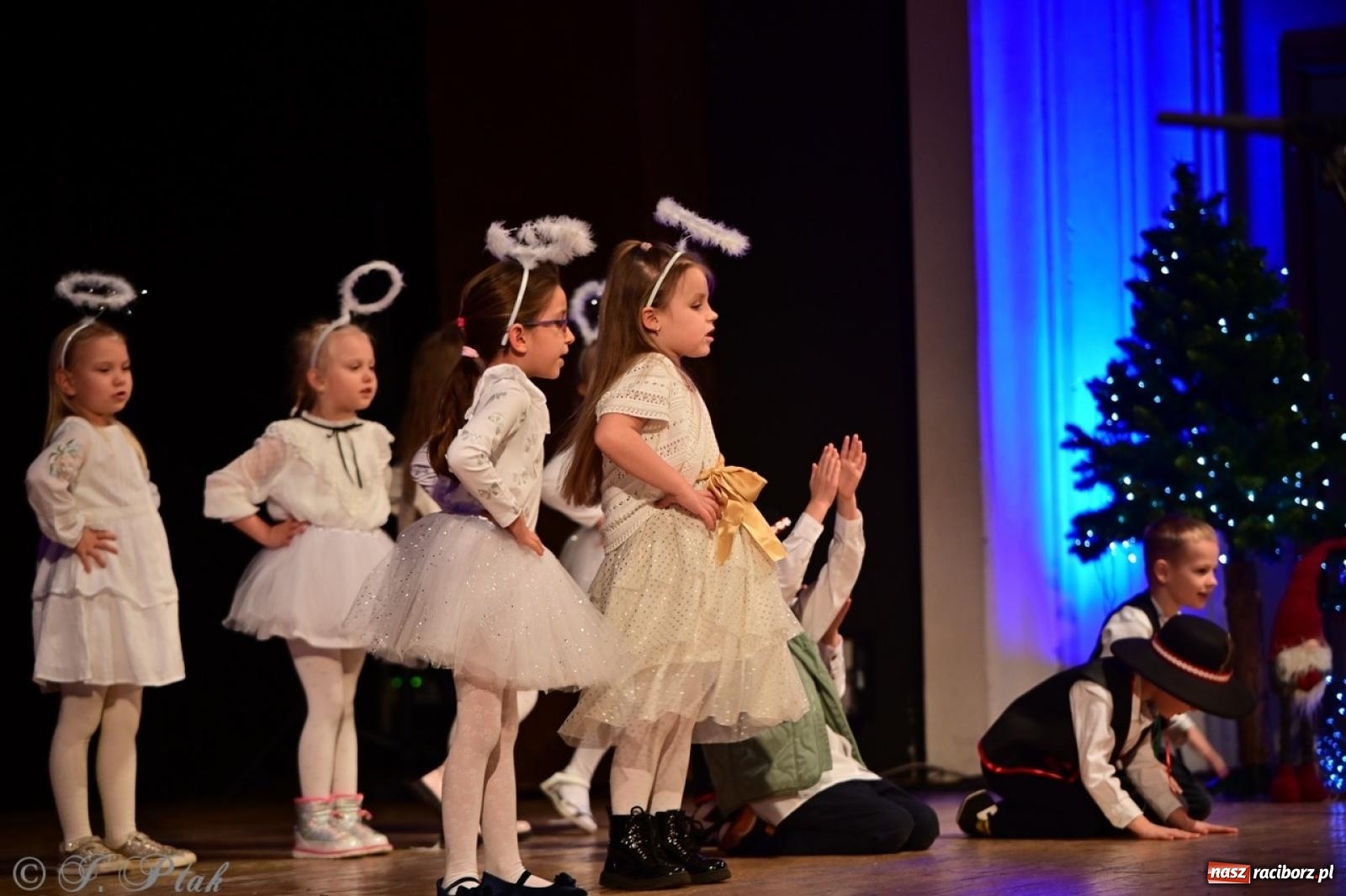 Zdjęcie w galerii na portalu naszraciborz.pl: Przedszkolaki z Trzynastki rozgrzały serca kolędami i pastorałkami w RCK wiadomości z regionu