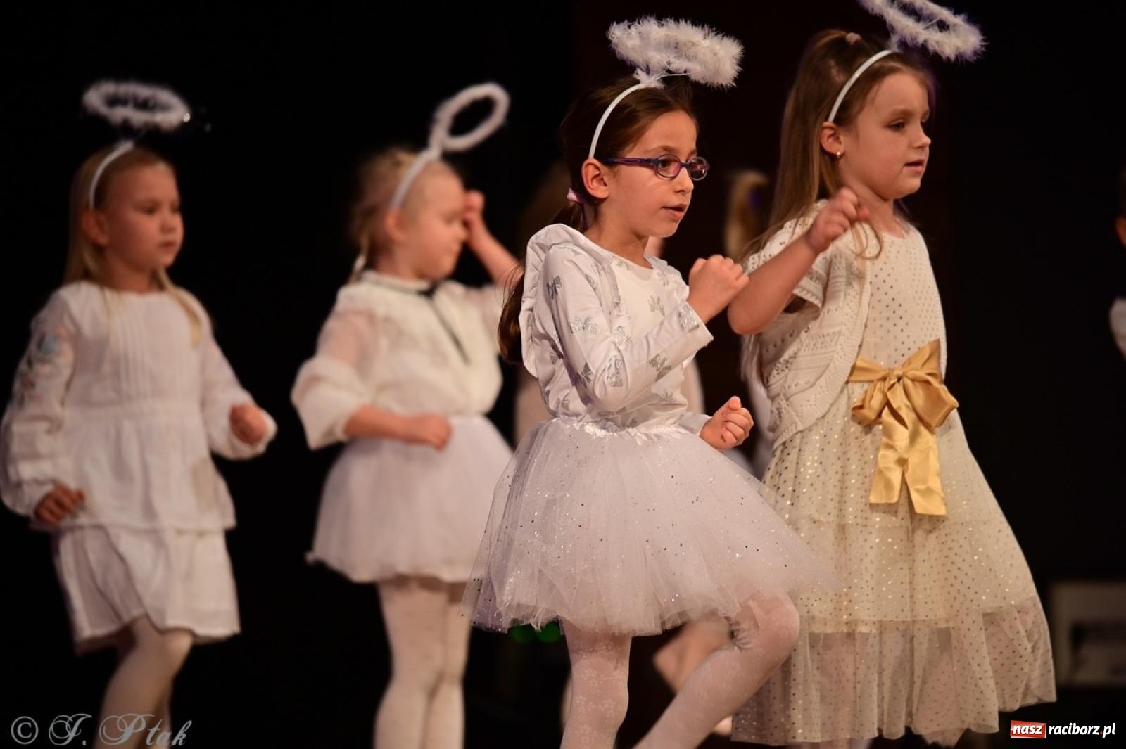 Zdjęcie w galerii na portalu naszraciborz.pl: Przedszkolaki z Trzynastki rozgrzały serca kolędami i pastorałkami w RCK wiadomości z regionu