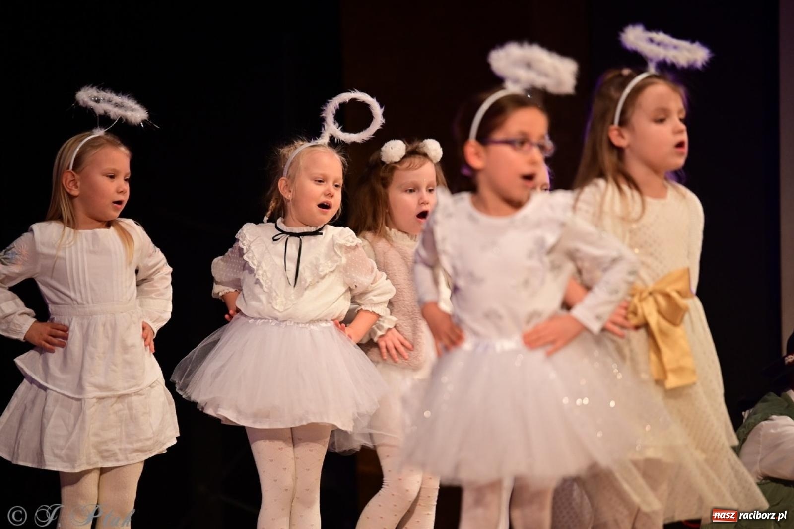 Zdjęcie w galerii na portalu naszraciborz.pl: Przedszkolaki z Trzynastki rozgrzały serca kolędami i pastorałkami w RCK wiadomości z regionu