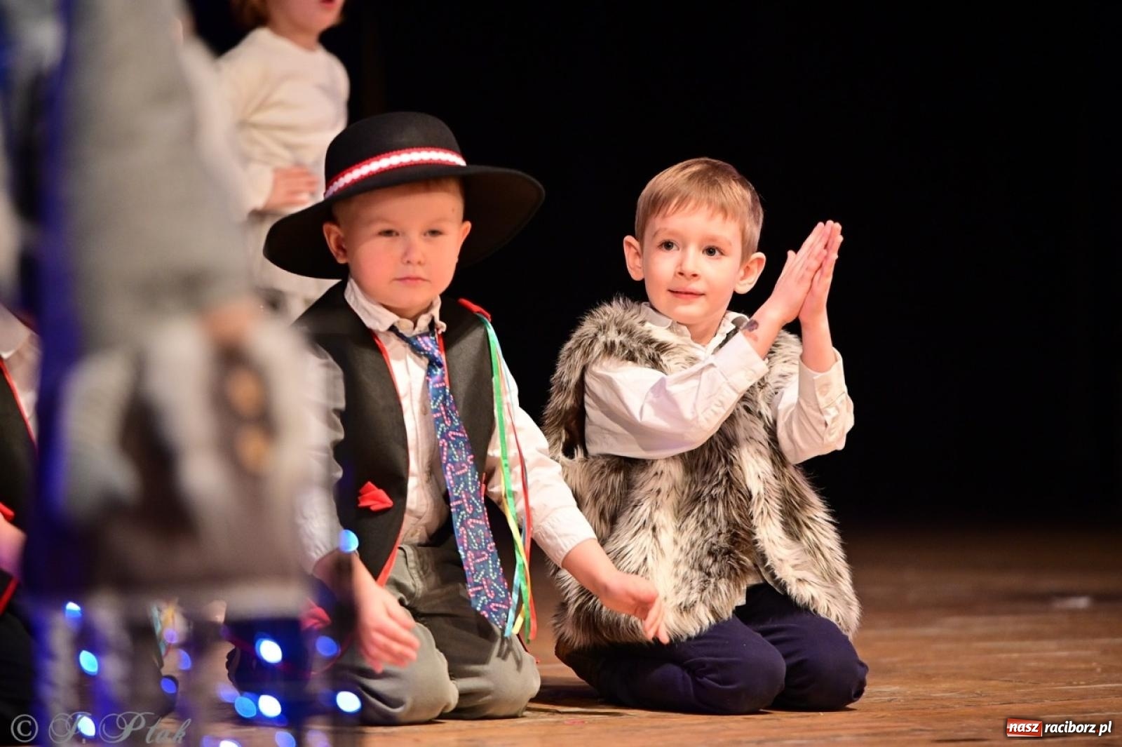 Zdjęcie w galerii na portalu naszraciborz.pl: Przedszkolaki z Trzynastki rozgrzały serca kolędami i pastorałkami w RCK wiadomości z regionu
