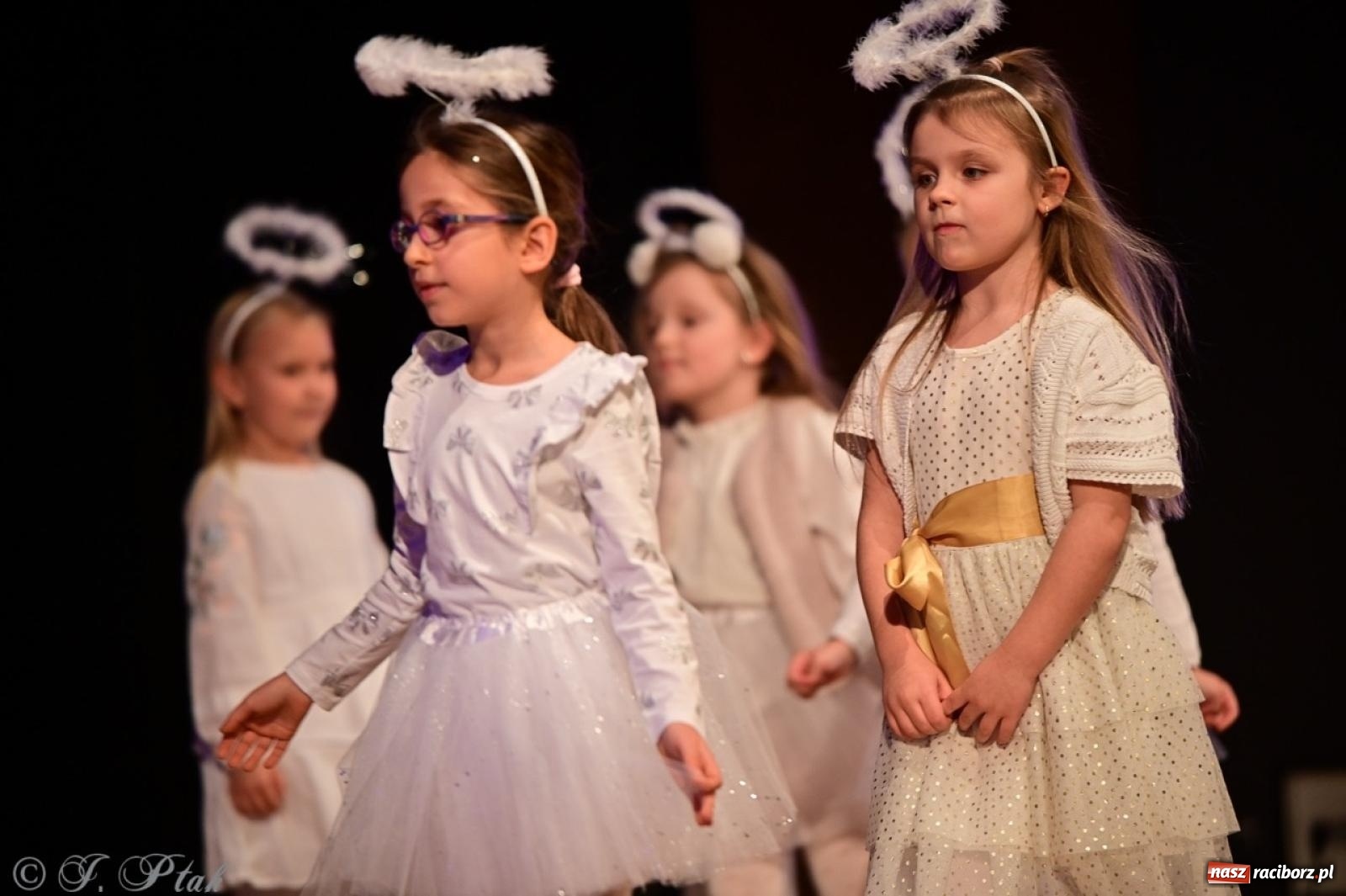 Zdjęcie w galerii na portalu naszraciborz.pl: Przedszkolaki z Trzynastki rozgrzały serca kolędami i pastorałkami w RCK wiadomości z regionu
