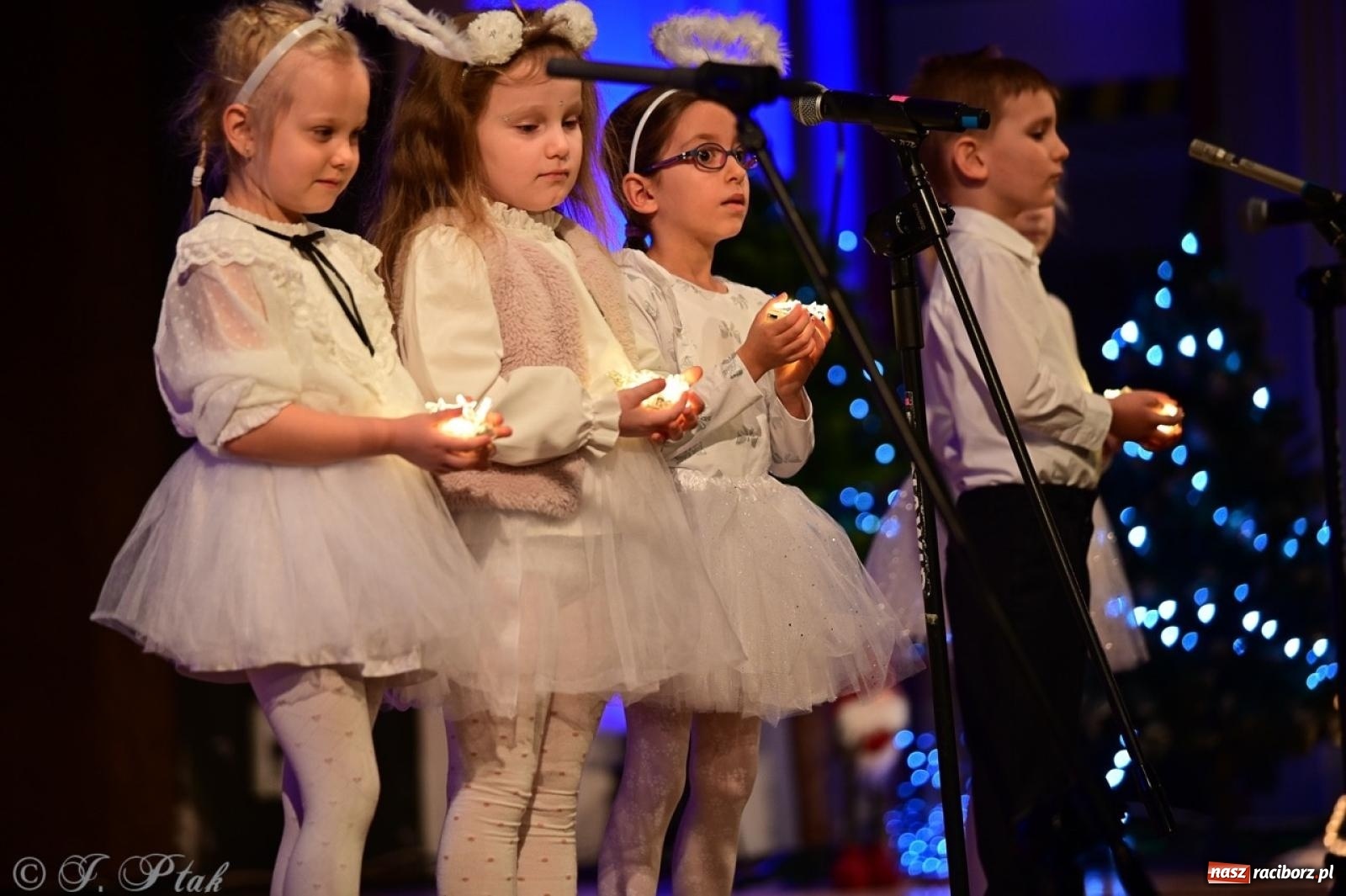 Zdjęcie w galerii na portalu naszraciborz.pl: Przedszkolaki z Trzynastki rozgrzały serca kolędami i pastorałkami w RCK wiadomości z regionu