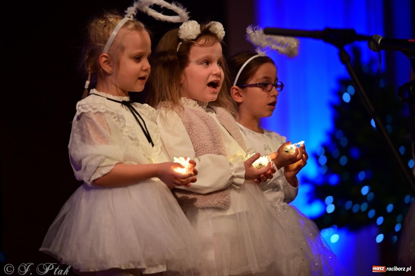 Zdjęcie w galerii na portalu naszraciborz.pl: Przedszkolaki z Trzynastki rozgrzały serca kolędami i pastorałkami w RCK wiadomości z regionu