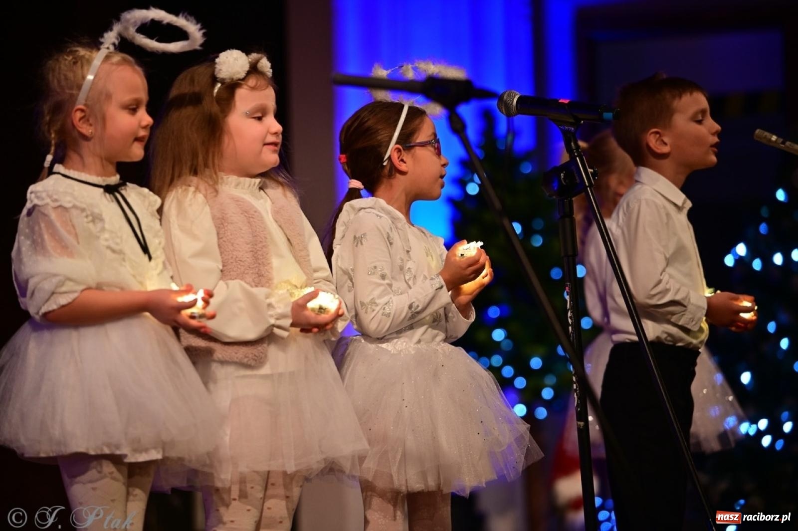 Zdjęcie w galerii na portalu naszraciborz.pl: Przedszkolaki z Trzynastki rozgrzały serca kolędami i pastorałkami w RCK wiadomości z regionu