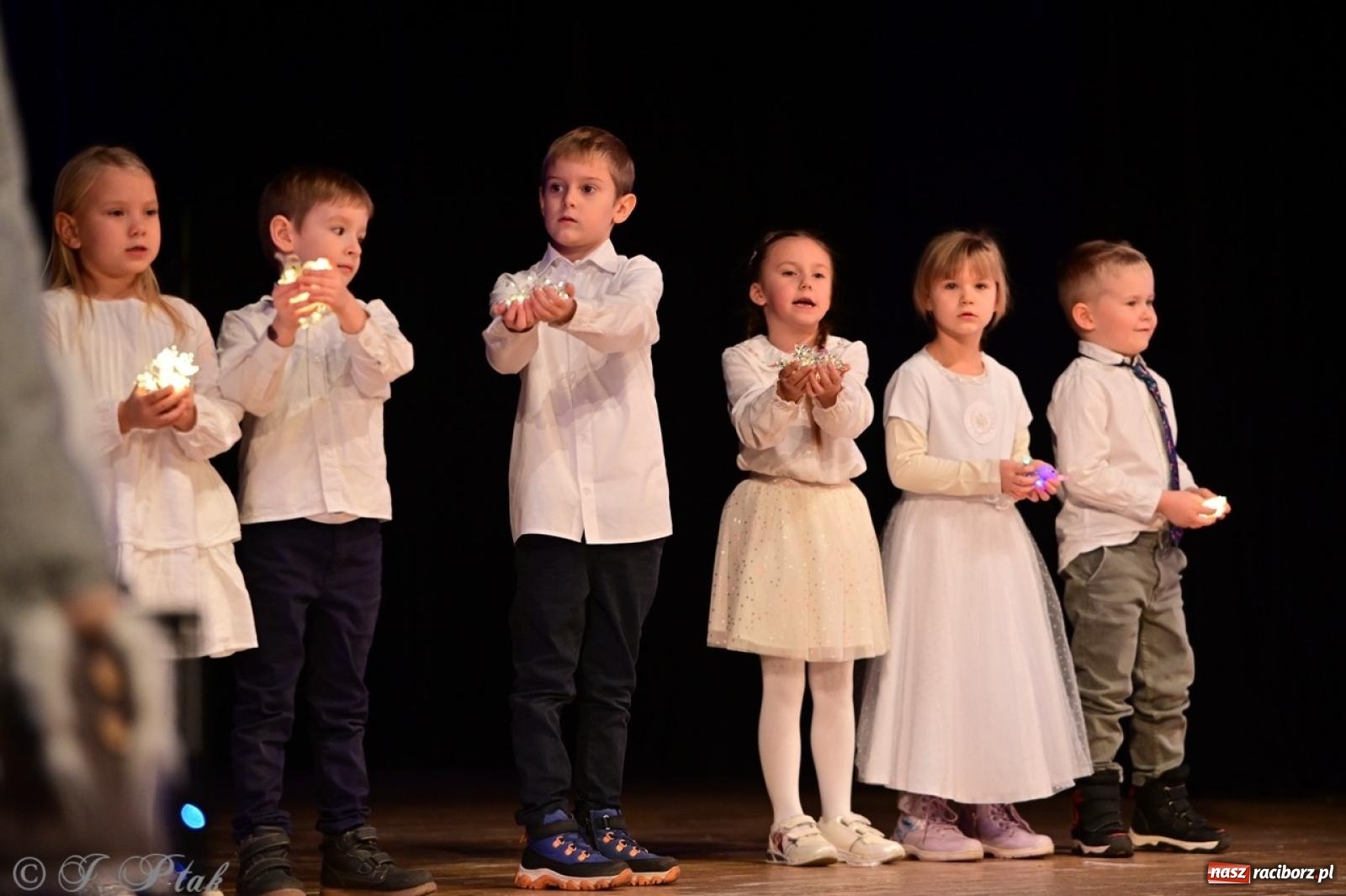 Zdjęcie w galerii na portalu naszraciborz.pl: Przedszkolaki z Trzynastki rozgrzały serca kolędami i pastorałkami w RCK wiadomości z regionu