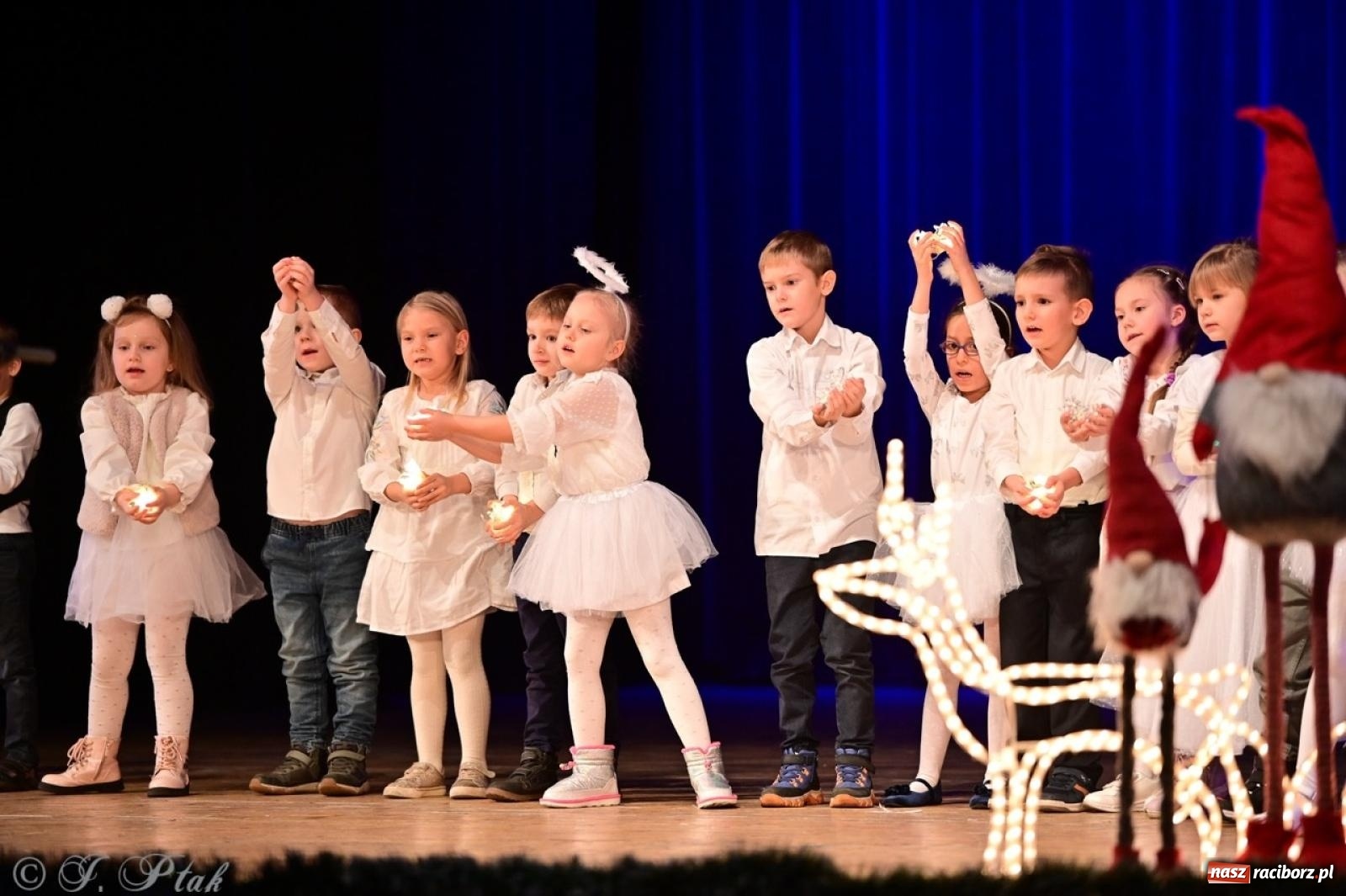 Zdjęcie w galerii na portalu naszraciborz.pl: Przedszkolaki z Trzynastki rozgrzały serca kolędami i pastorałkami w RCK wiadomości z regionu