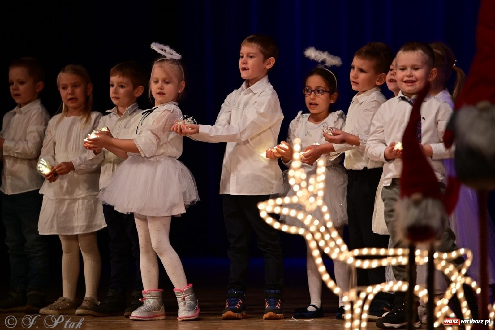 Zdjęcie w galerii na portalu naszraciborz.pl: Przedszkolaki z Trzynastki rozgrzały serca kolędami i pastorałkami w RCK wiadomości z regionu