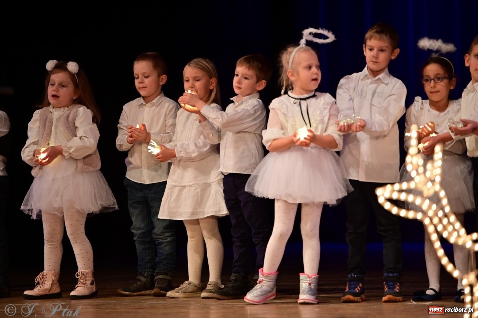 Zdjęcie w galerii na portalu naszraciborz.pl: Przedszkolaki z Trzynastki rozgrzały serca kolędami i pastorałkami w RCK wiadomości z regionu
