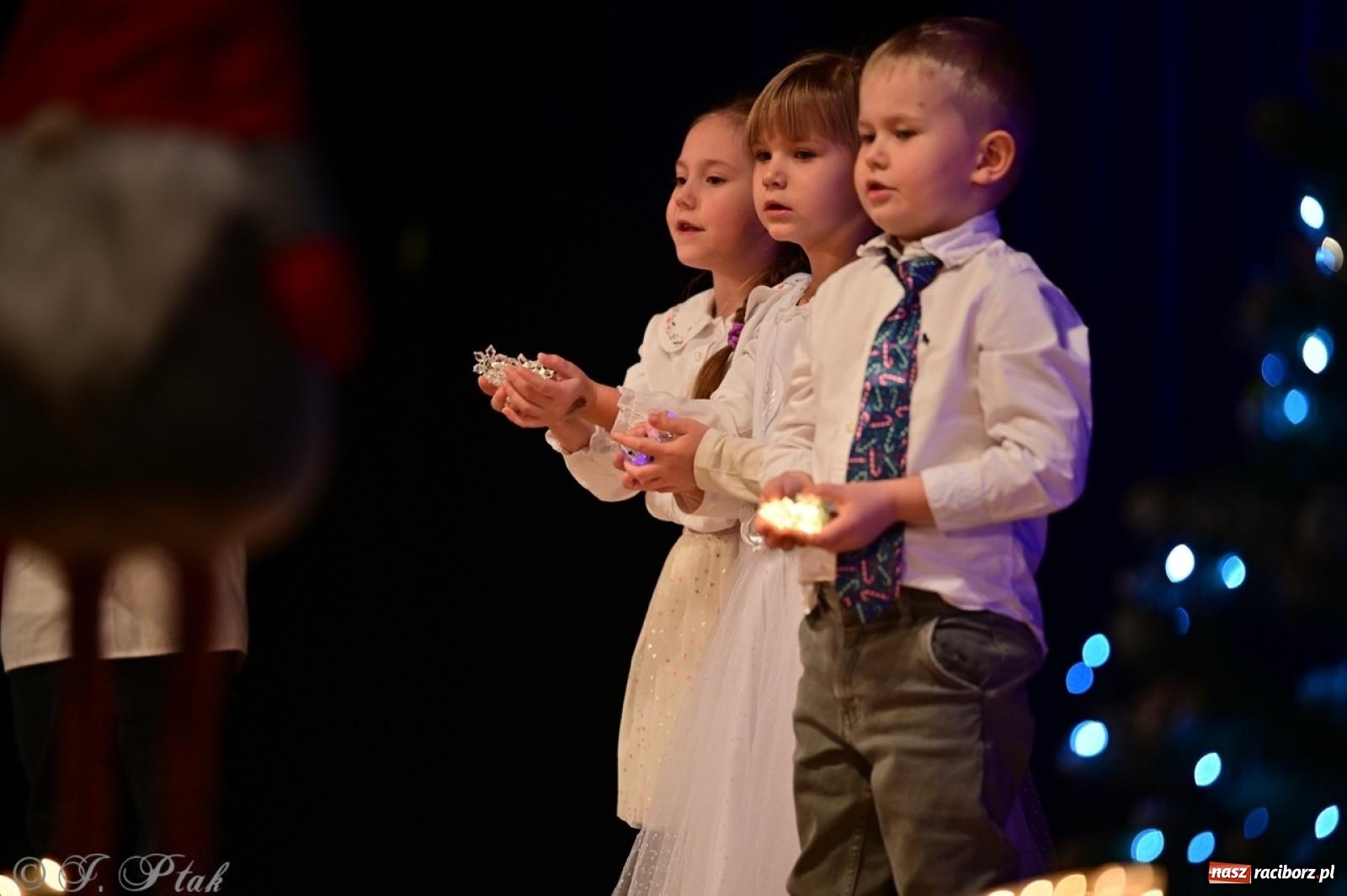 Zdjęcie w galerii na portalu naszraciborz.pl: Przedszkolaki z Trzynastki rozgrzały serca kolędami i pastorałkami w RCK wiadomości z regionu