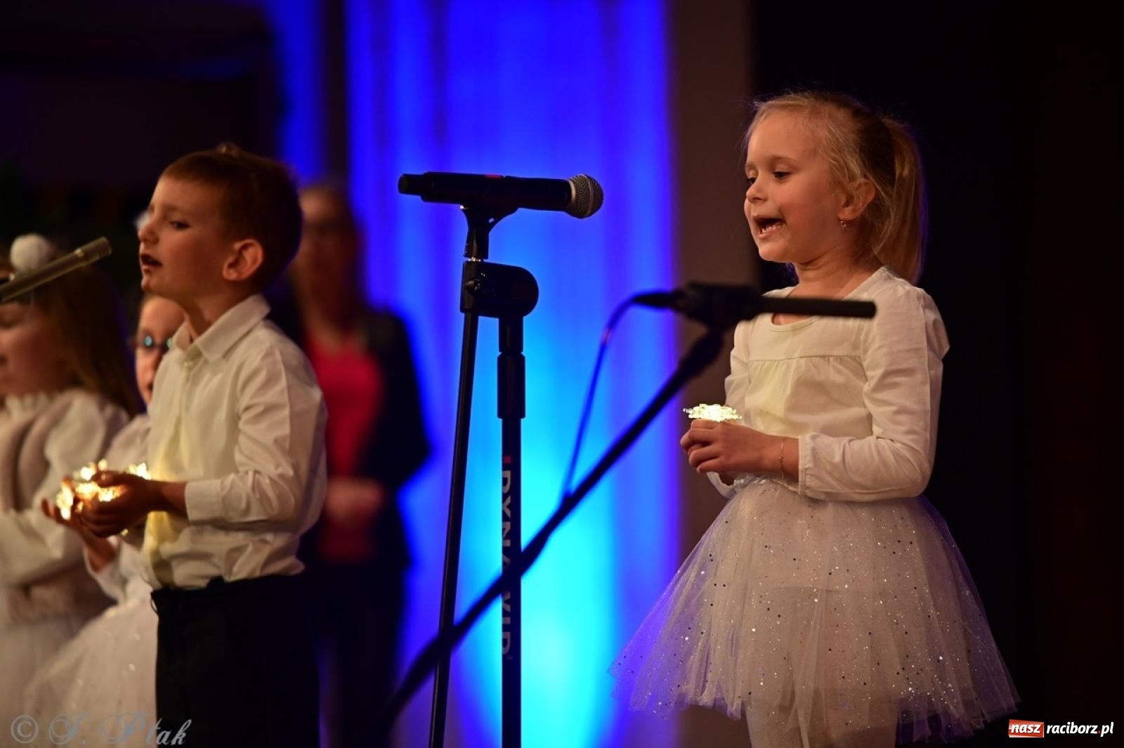 Zdjęcie w galerii na portalu naszraciborz.pl: Przedszkolaki z Trzynastki rozgrzały serca kolędami i pastorałkami w RCK wiadomości z regionu