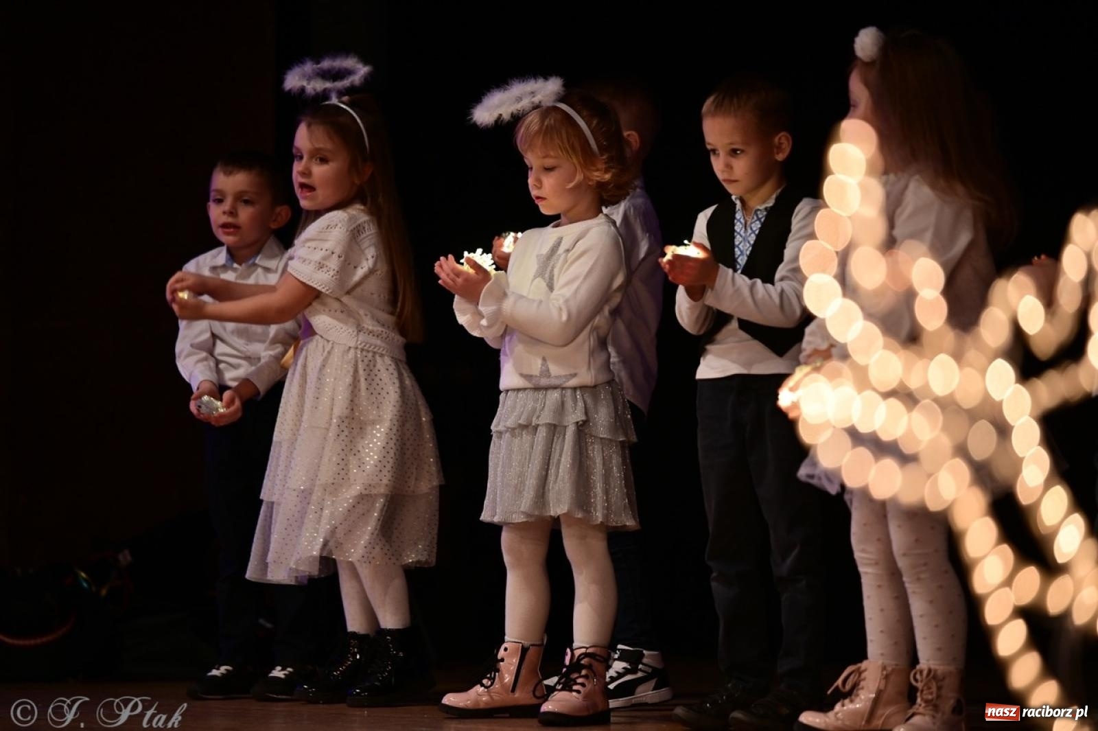 Zdjęcie w galerii na portalu naszraciborz.pl: Przedszkolaki z Trzynastki rozgrzały serca kolędami i pastorałkami w RCK wiadomości z regionu