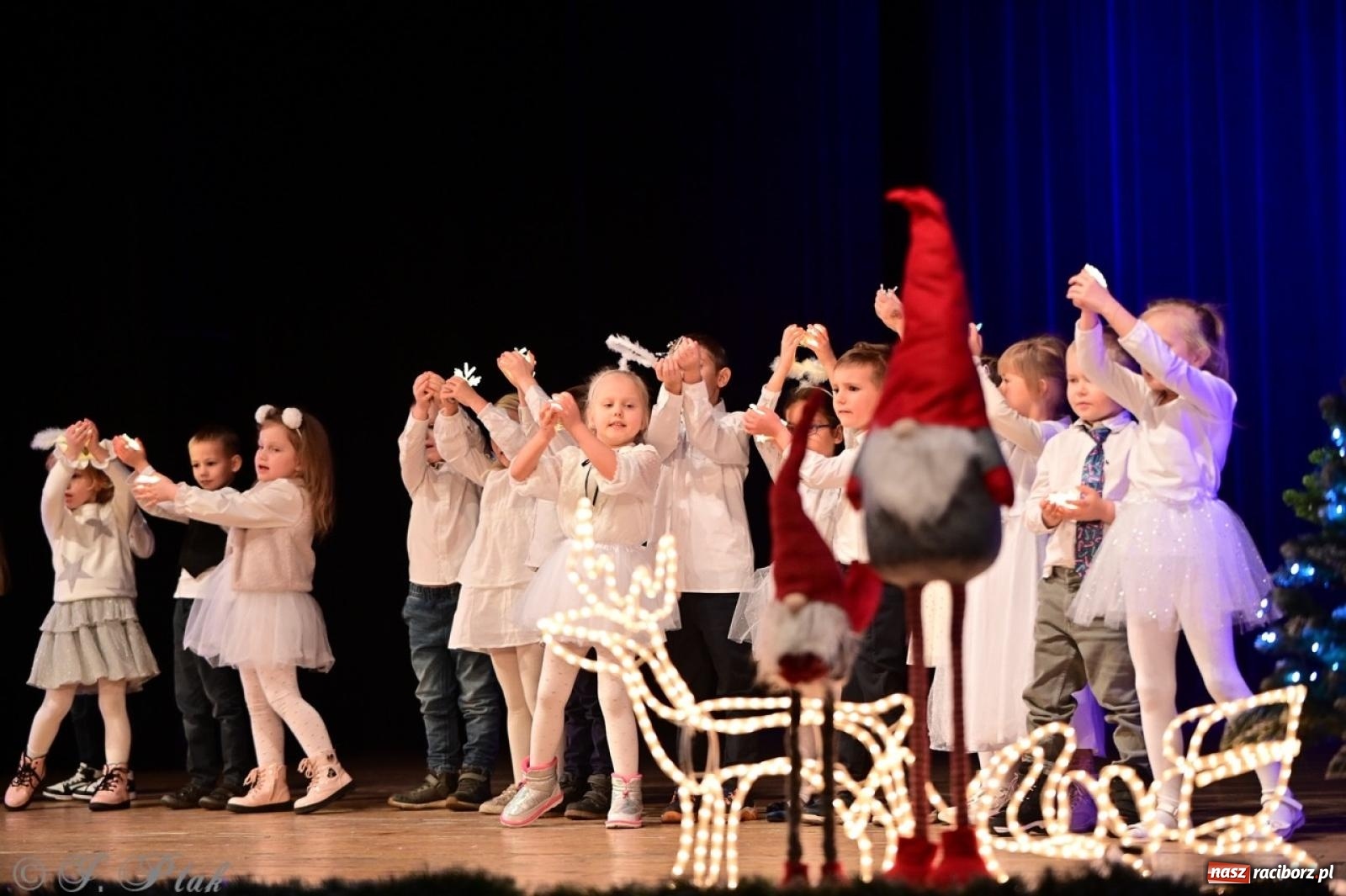 Zdjęcie w galerii na portalu naszraciborz.pl: Przedszkolaki z Trzynastki rozgrzały serca kolędami i pastorałkami w RCK wiadomości z regionu