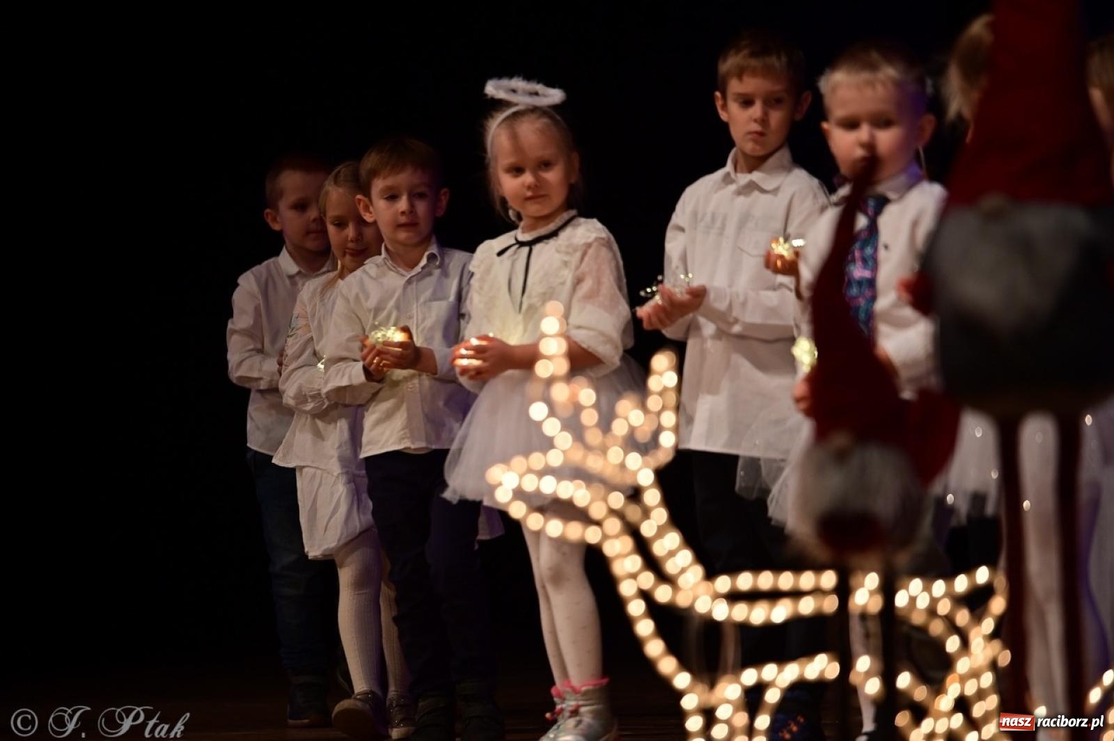Zdjęcie w galerii na portalu naszraciborz.pl: Przedszkolaki z Trzynastki rozgrzały serca kolędami i pastorałkami w RCK wiadomości z regionu