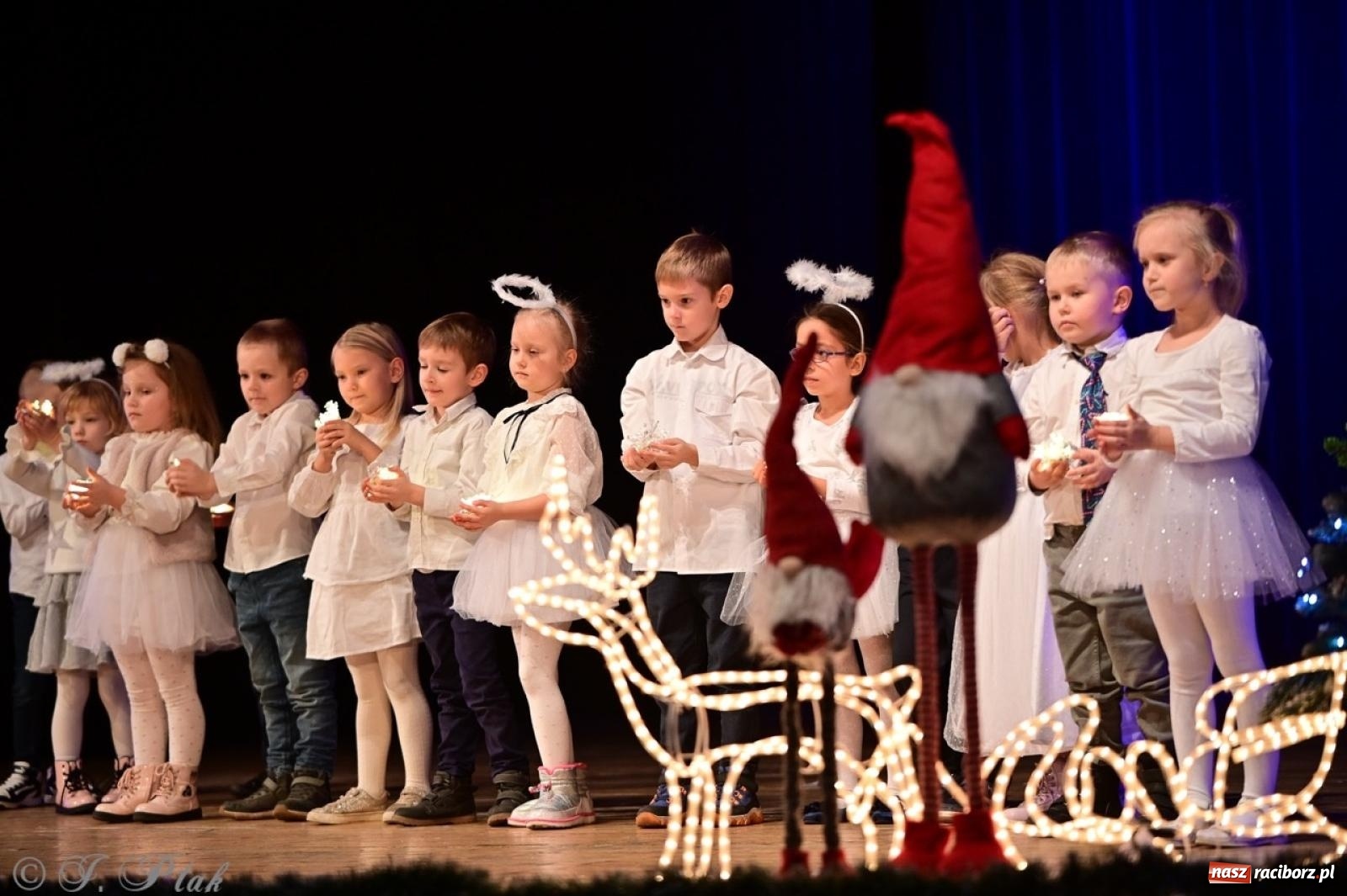 Zdjęcie w galerii na portalu naszraciborz.pl: Przedszkolaki z Trzynastki rozgrzały serca kolędami i pastorałkami w RCK wiadomości z regionu