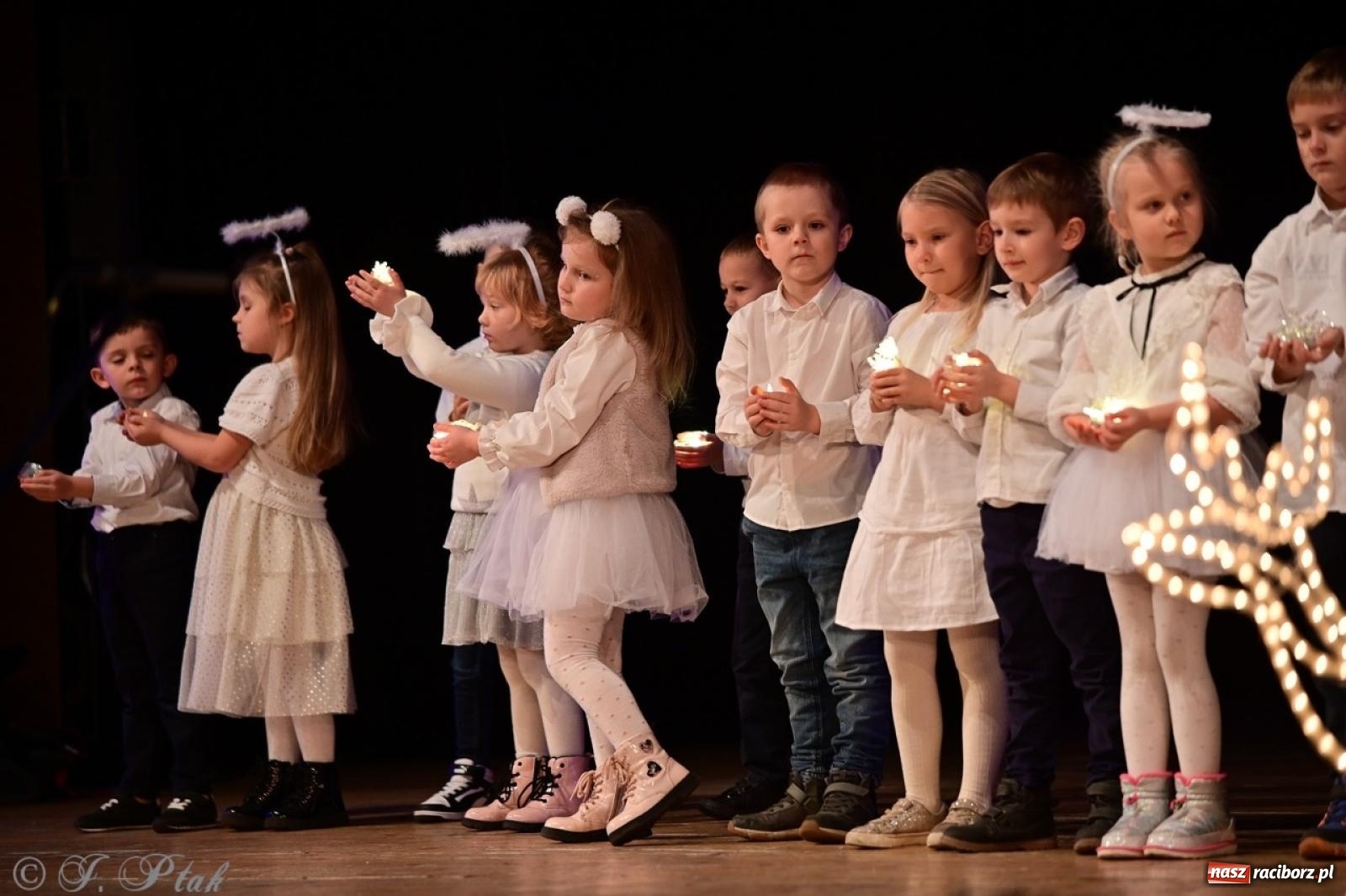 Zdjęcie w galerii na portalu naszraciborz.pl: Przedszkolaki z Trzynastki rozgrzały serca kolędami i pastorałkami w RCK wiadomości z regionu